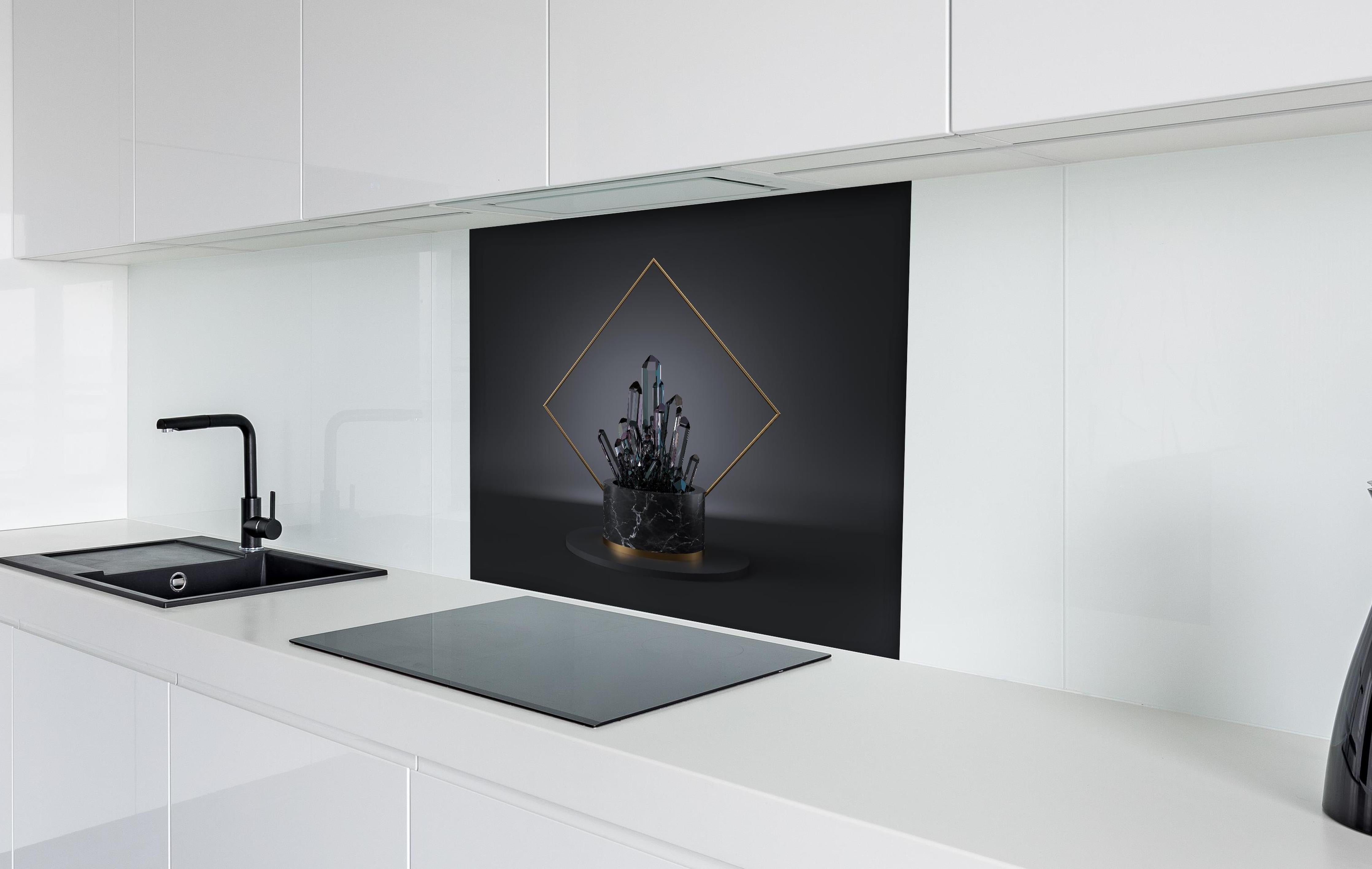 Spritzschutz - Abstraktes 3D-Design mit schwarzem Kristall hinter einem Cerankochfeld zwischen Holz-Kochutensilien