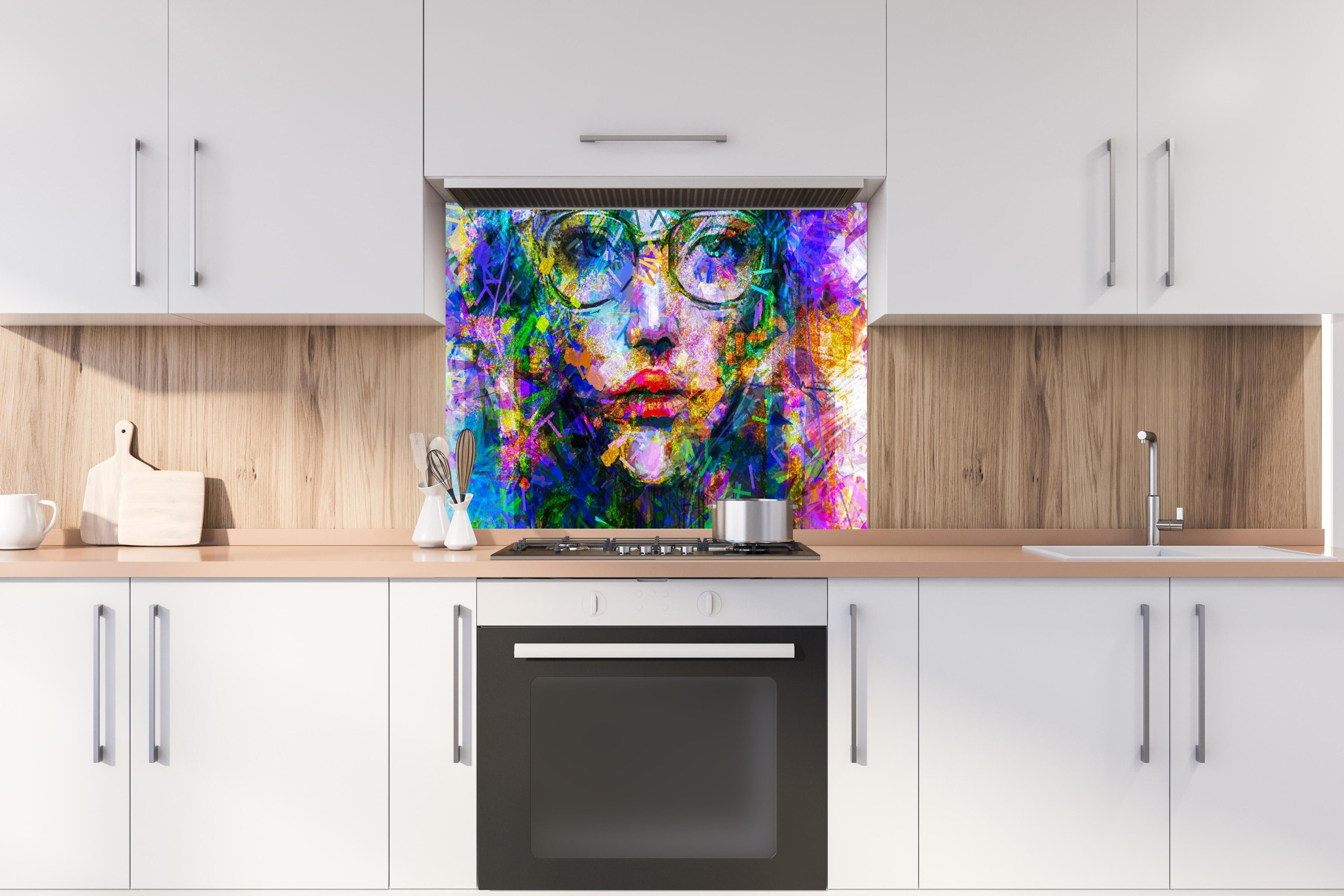 Spritzschutz - Abstraktes Acryl- und Ölfarben Kunstgemälde hinter einem Cerankochfeld zwischen Holz-Kochutensilien