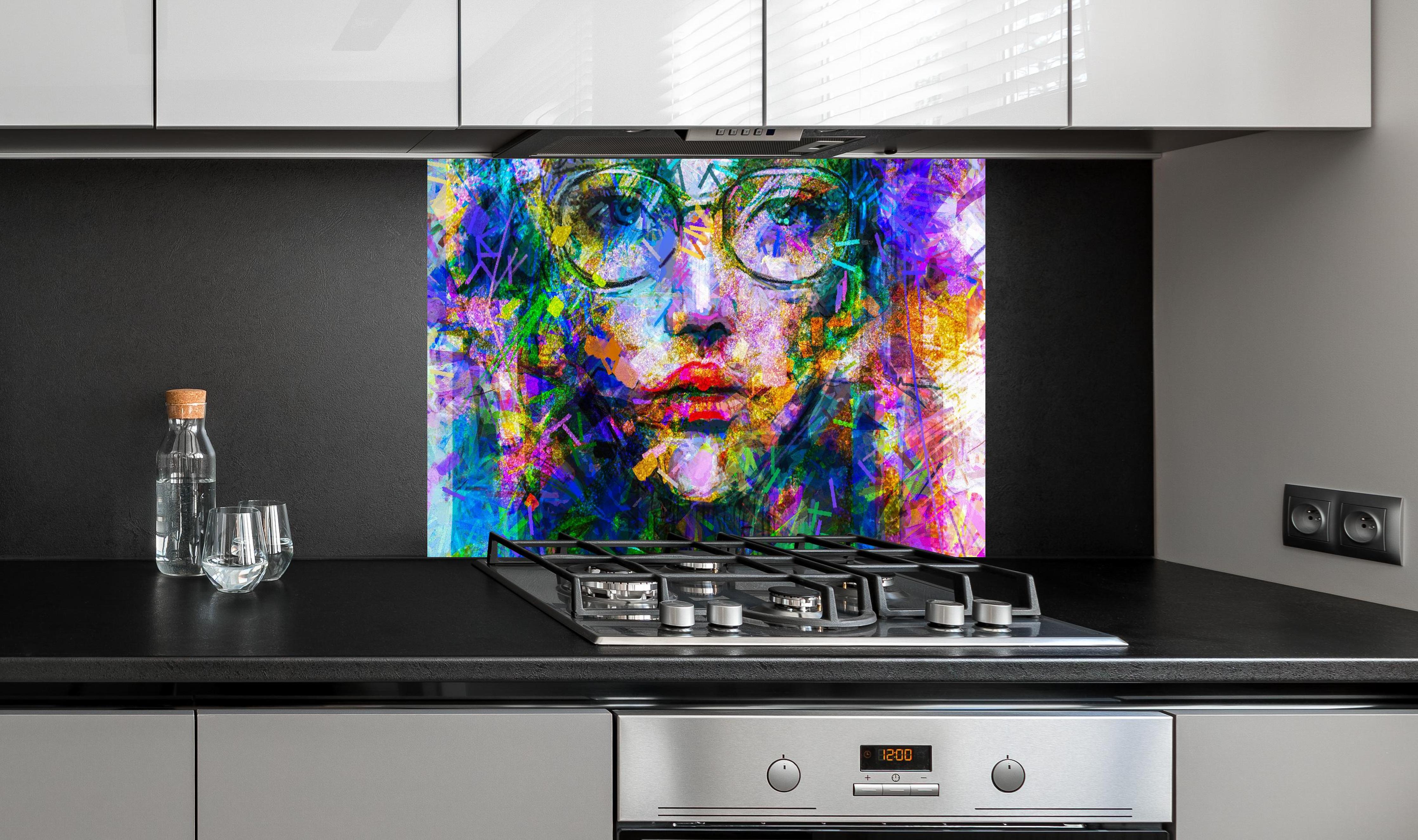 Spritzschutz - Abstraktes Acryl- und Ölfarben Kunstgemälde hinter einem Cerankochfeld zwischen Holz-Kochutensilien