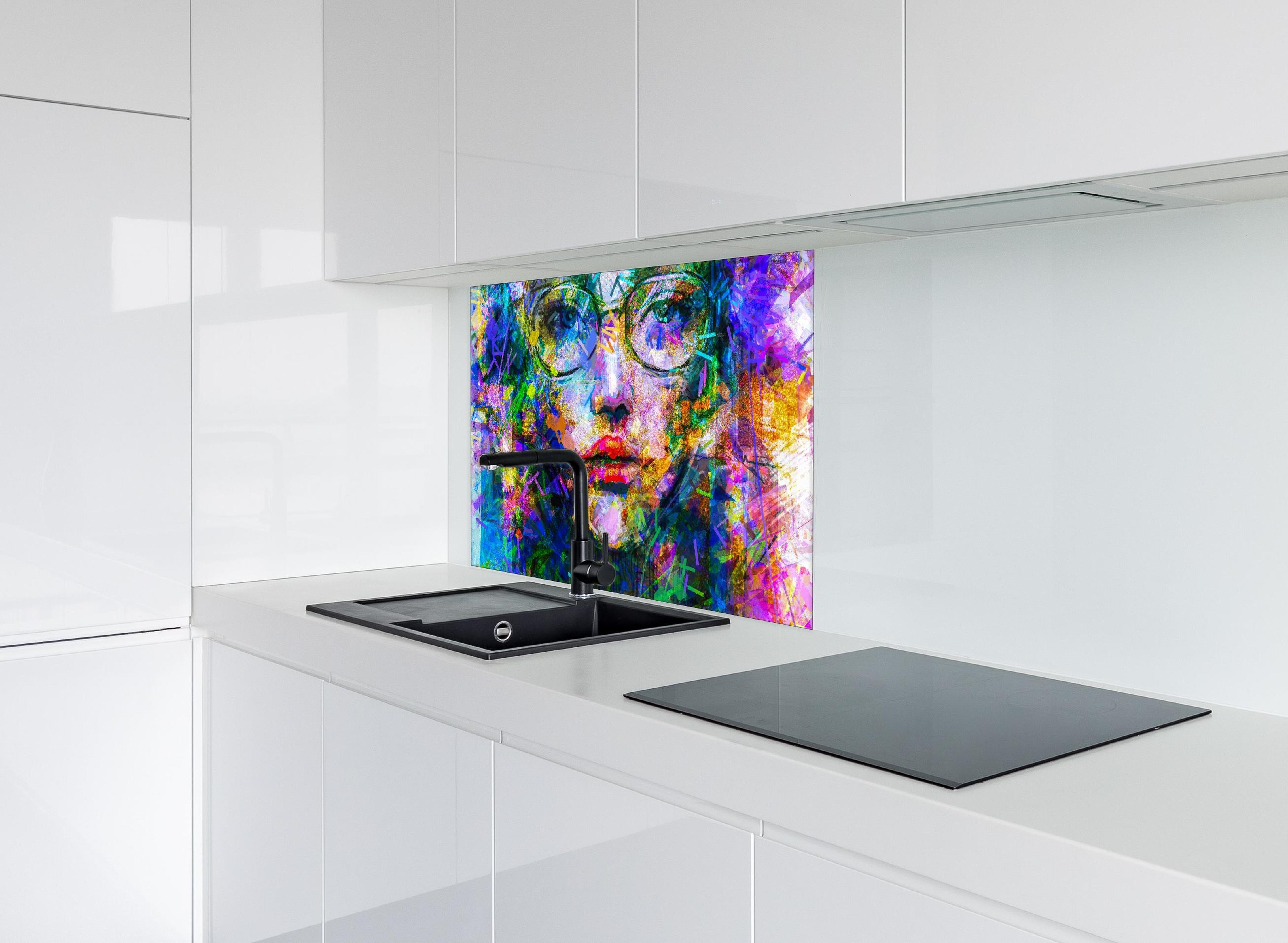 Spritzschutz - Abstraktes Acryl- und Ölfarben Kunstgemälde hinter einem Cerankochfeld zwischen Holz-Kochutensilien