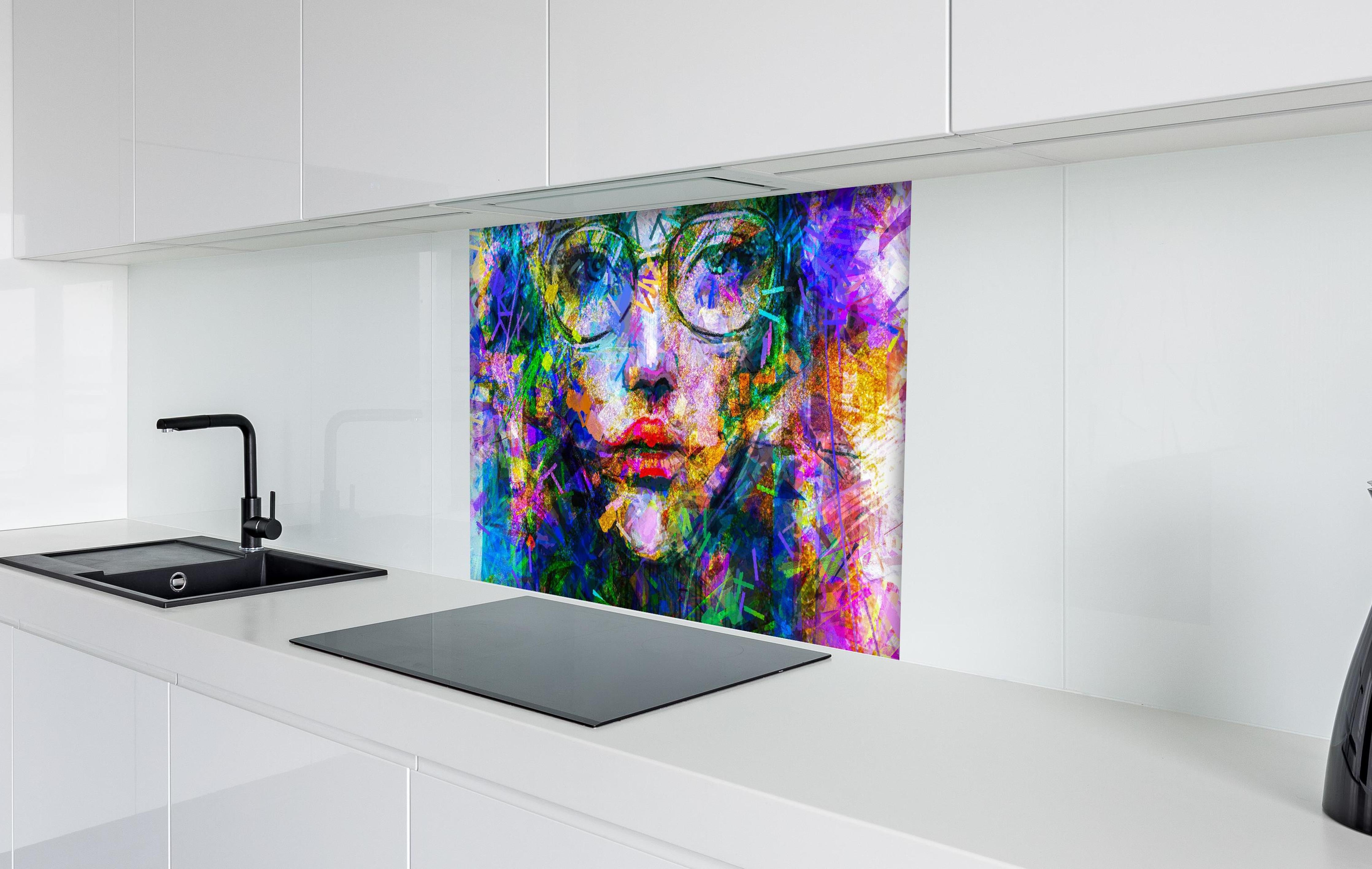 Spritzschutz - Abstraktes Acryl- und Ölfarben Kunstgemälde hinter einem Cerankochfeld zwischen Holz-Kochutensilien