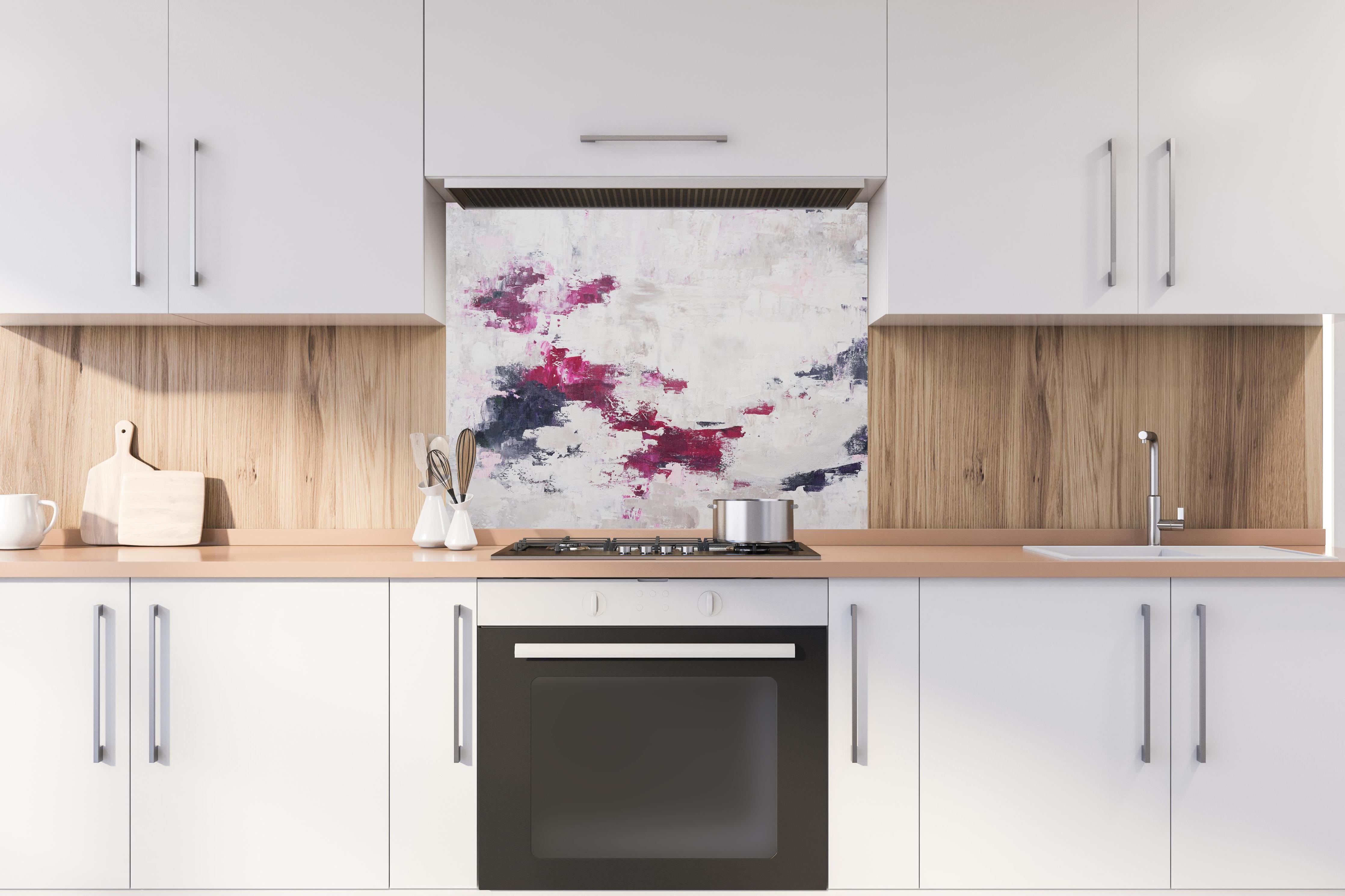 Spritzschutz - Abstraktes Acryl Gemälde hinter einem Cerankochfeld zwischen Holz-Kochutensilien