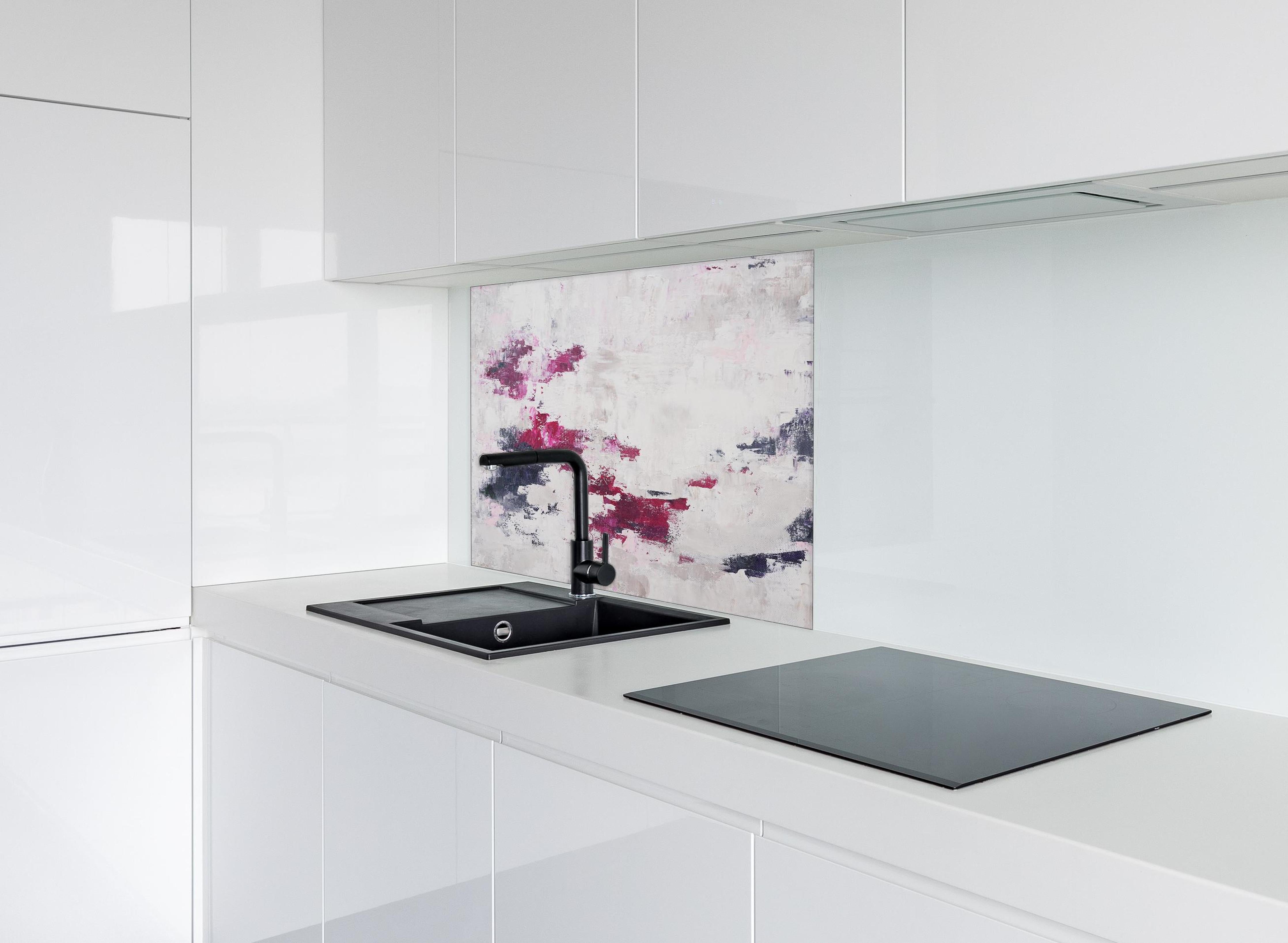 Spritzschutz - Abstraktes Acryl Gemälde hinter einem Cerankochfeld zwischen Holz-Kochutensilien