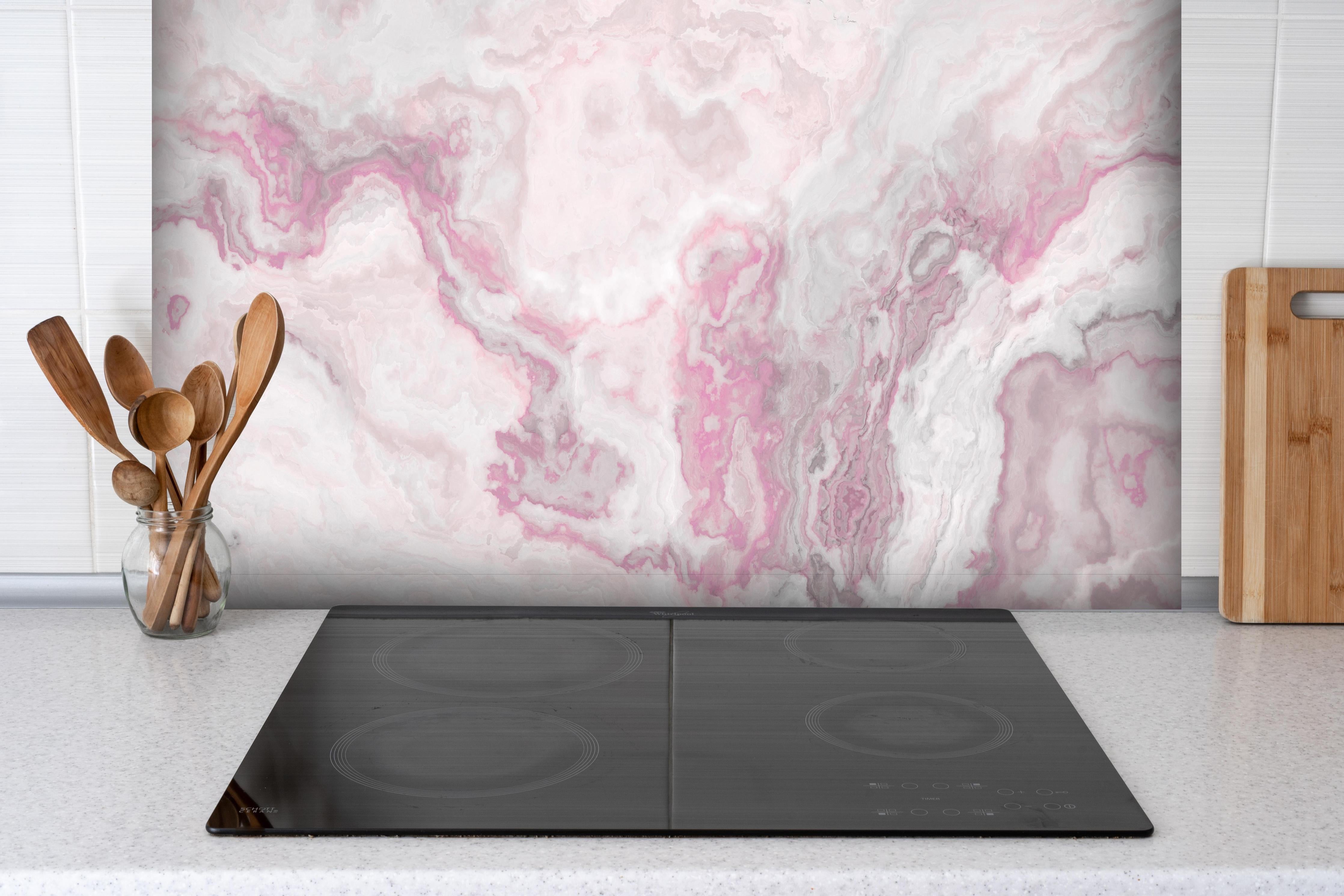 Spritzschutz - Abstraktes Aquarell hinter einem Cerankochfeld zwischen Holz-Kochutensilien