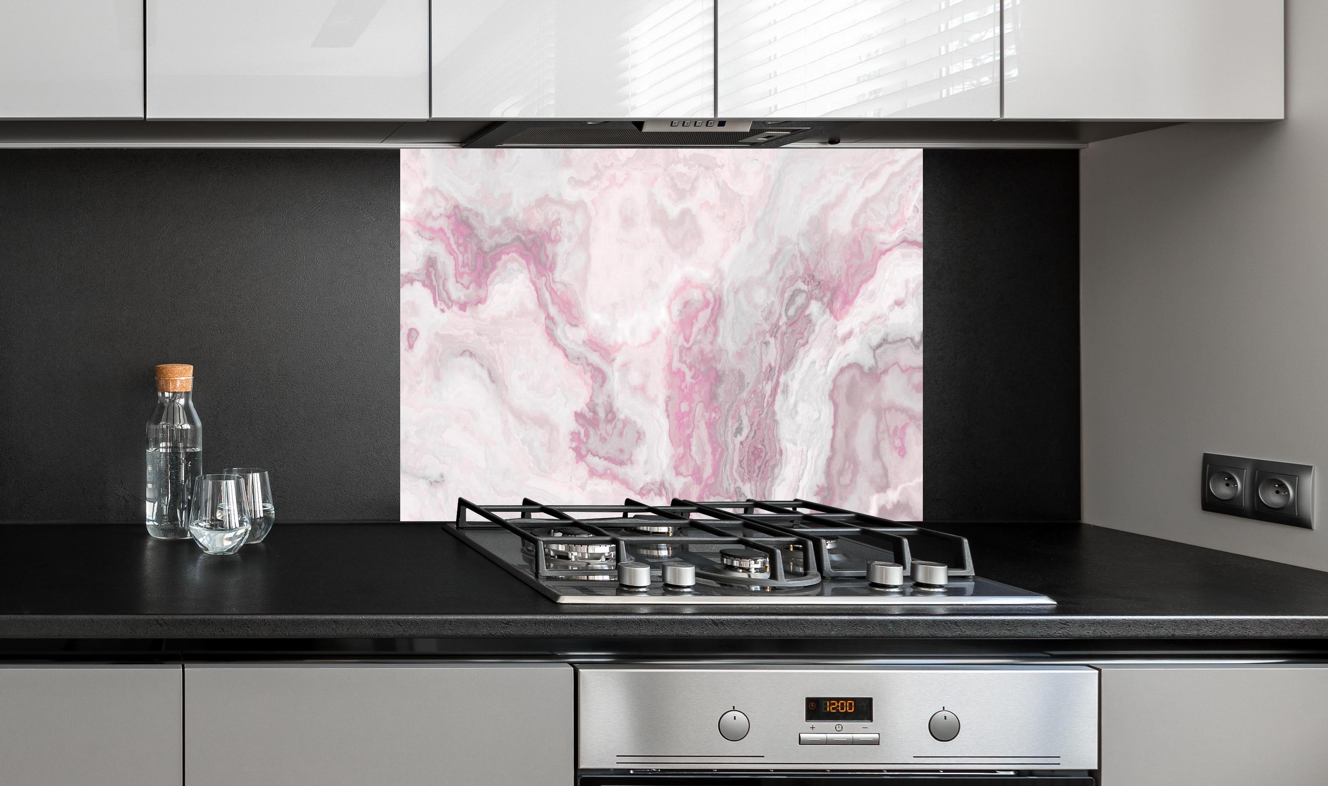 Spritzschutz - Abstraktes Aquarell hinter einem Cerankochfeld zwischen Holz-Kochutensilien