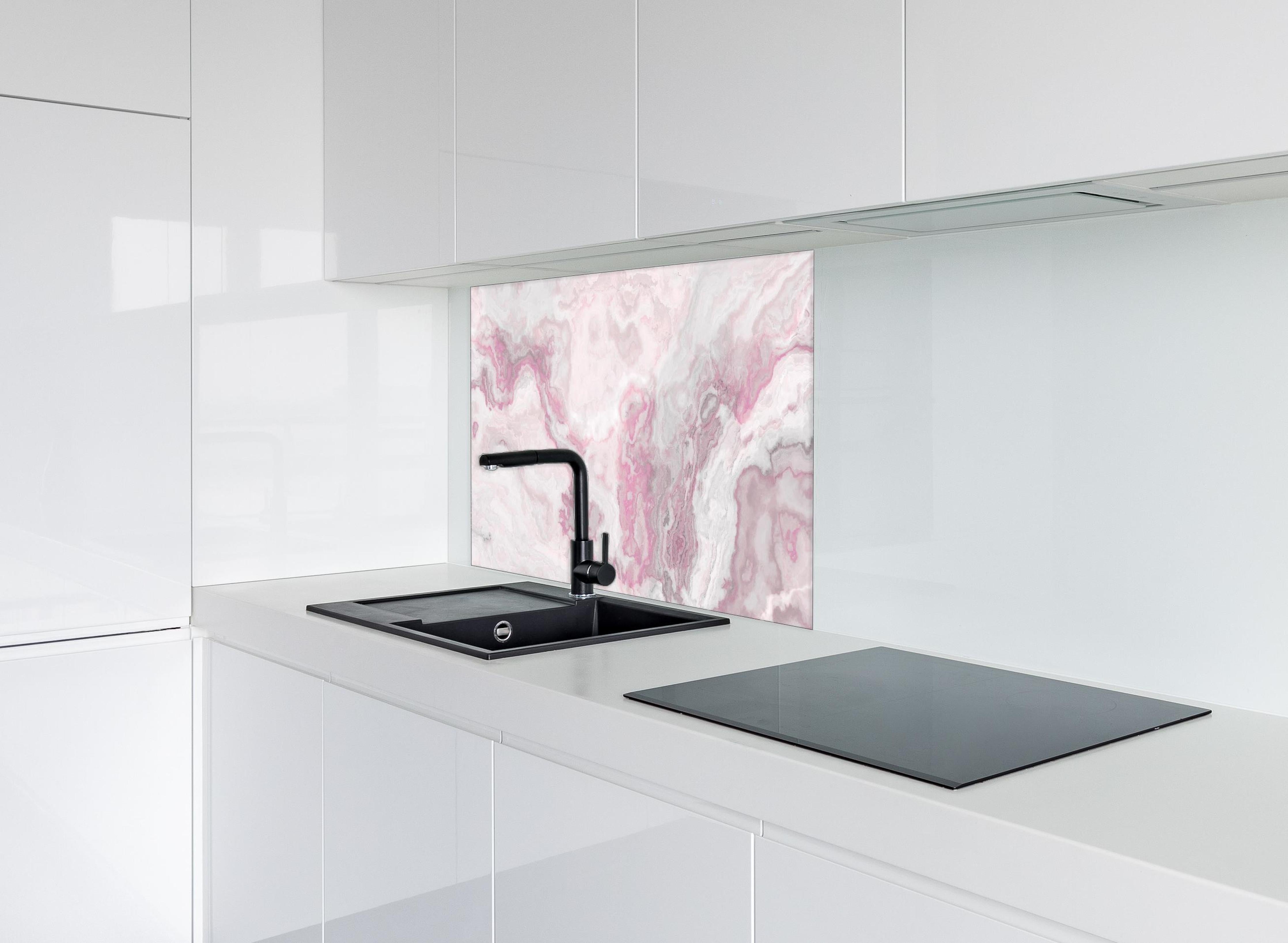 Spritzschutz - Abstraktes Aquarell hinter einem Cerankochfeld zwischen Holz-Kochutensilien