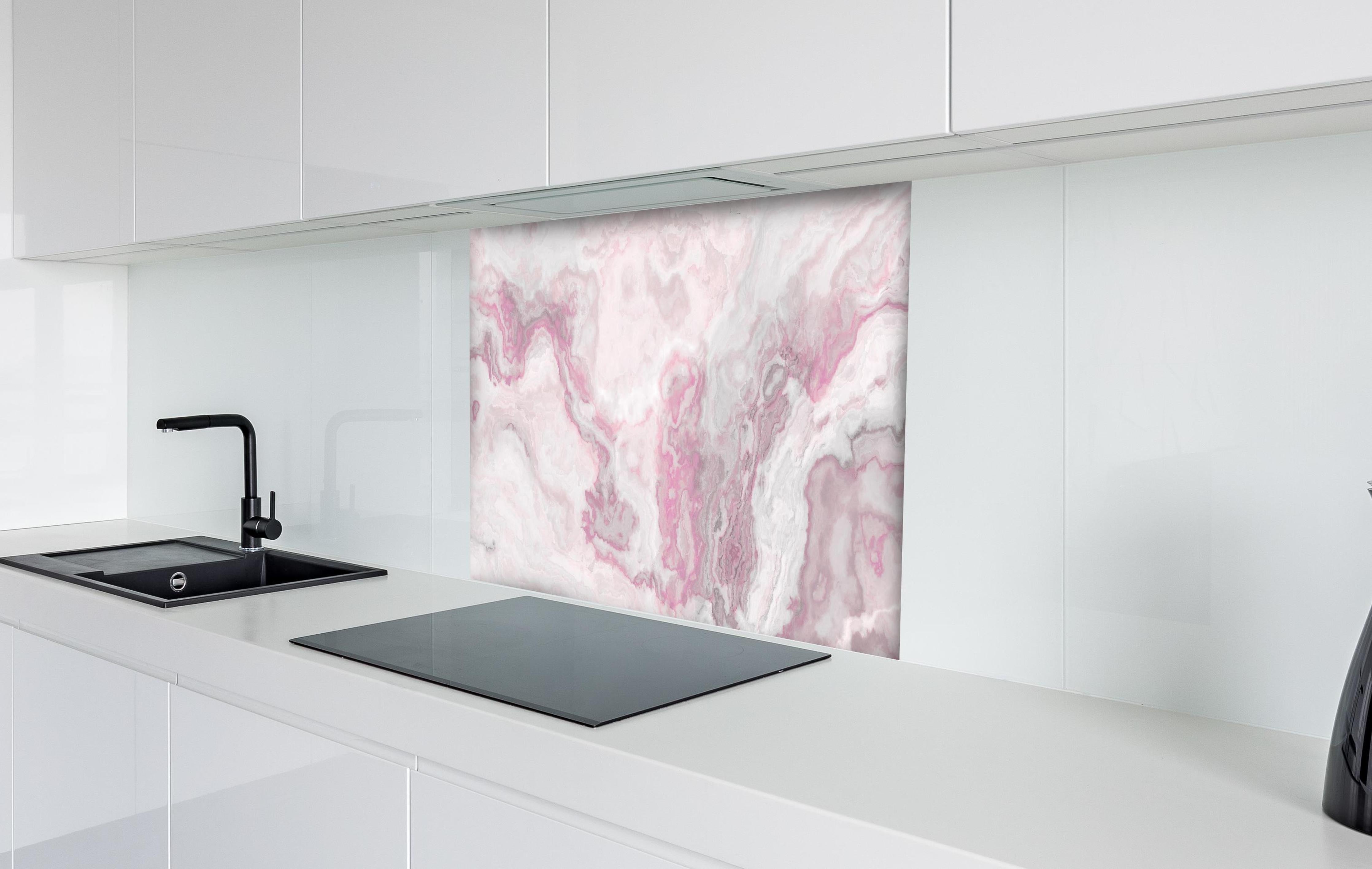 Spritzschutz - Abstraktes Aquarell hinter einem Cerankochfeld zwischen Holz-Kochutensilien