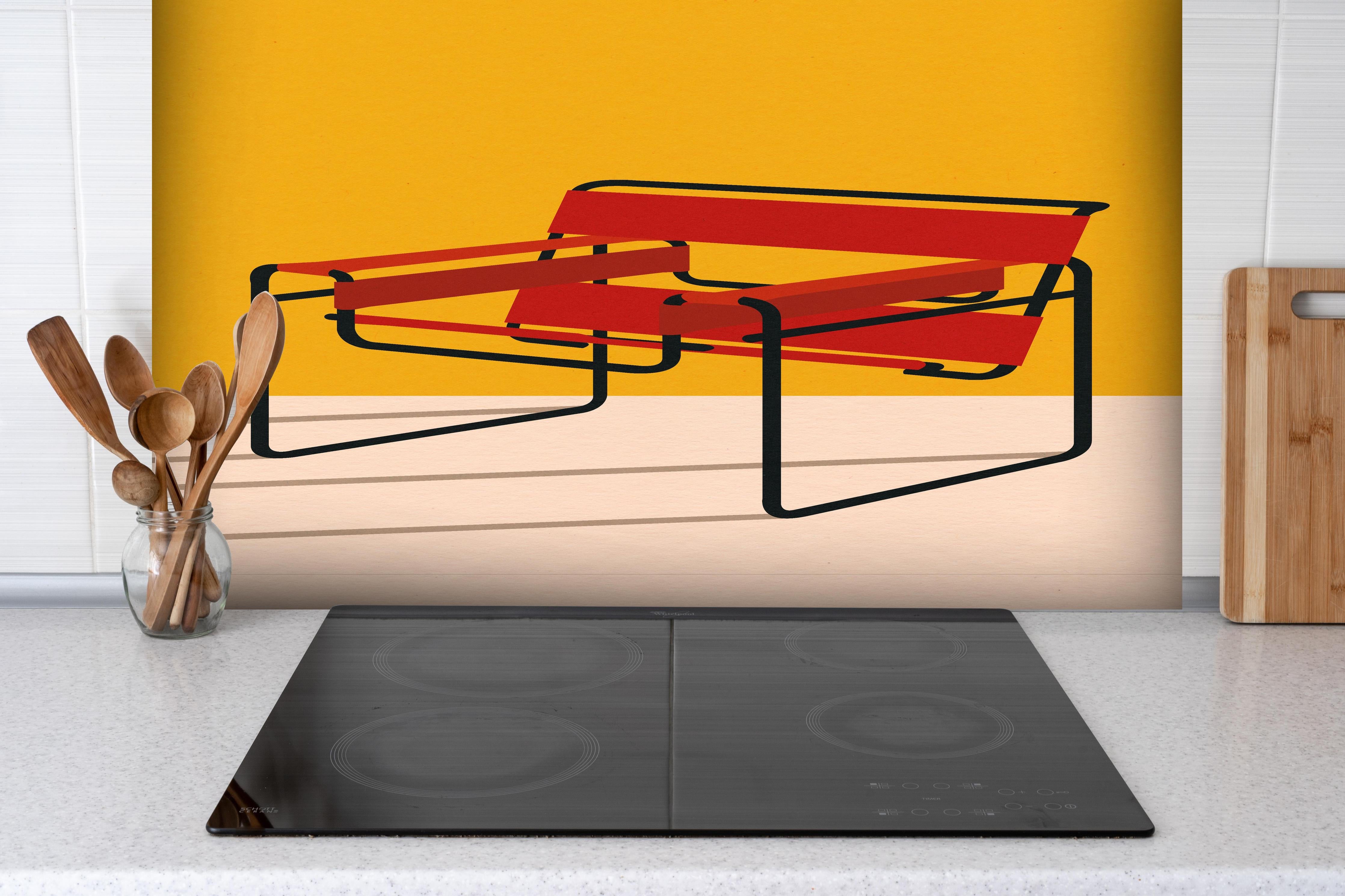 Spritzschutz - Abstraktes Bauhaus Stuhl Kunstwerk hinter einem Cerankochfeld zwischen Holz-Kochutensilien