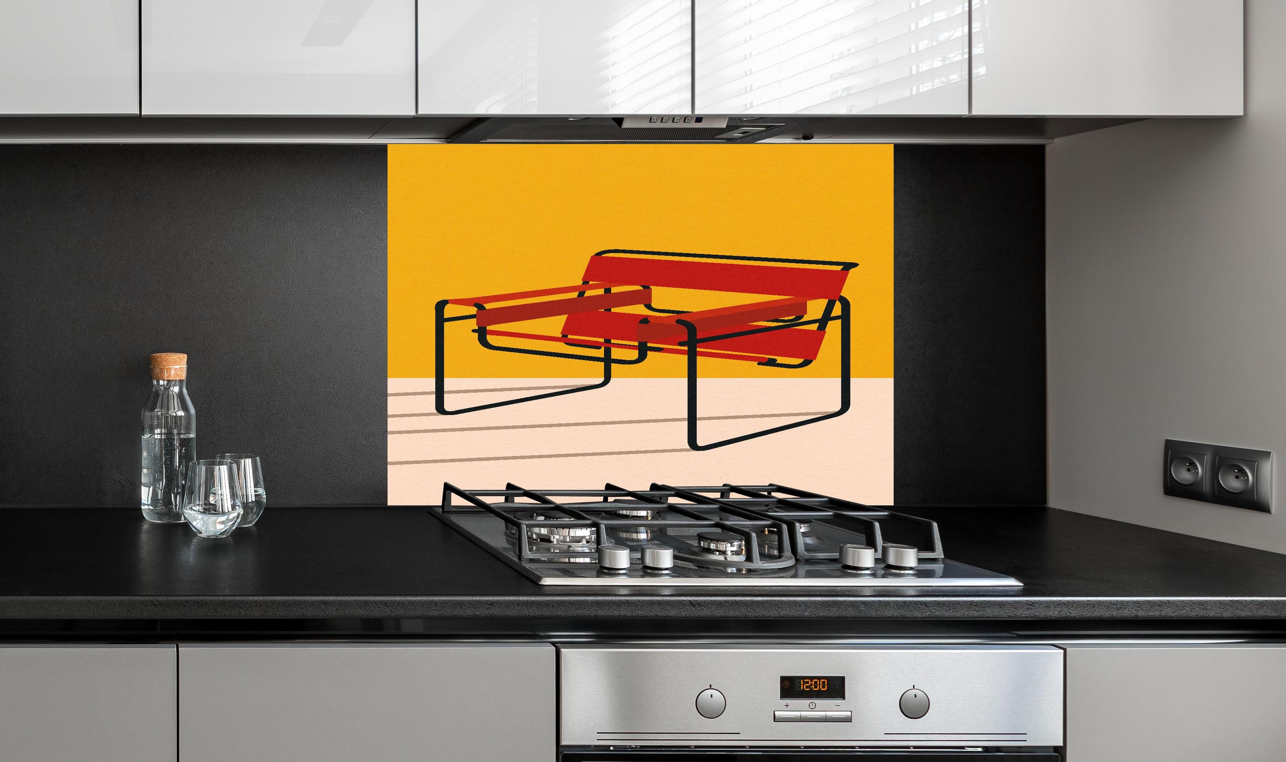 Spritzschutz - Abstraktes Bauhaus Stuhl Kunstwerk hinter einem Cerankochfeld zwischen Holz-Kochutensilien