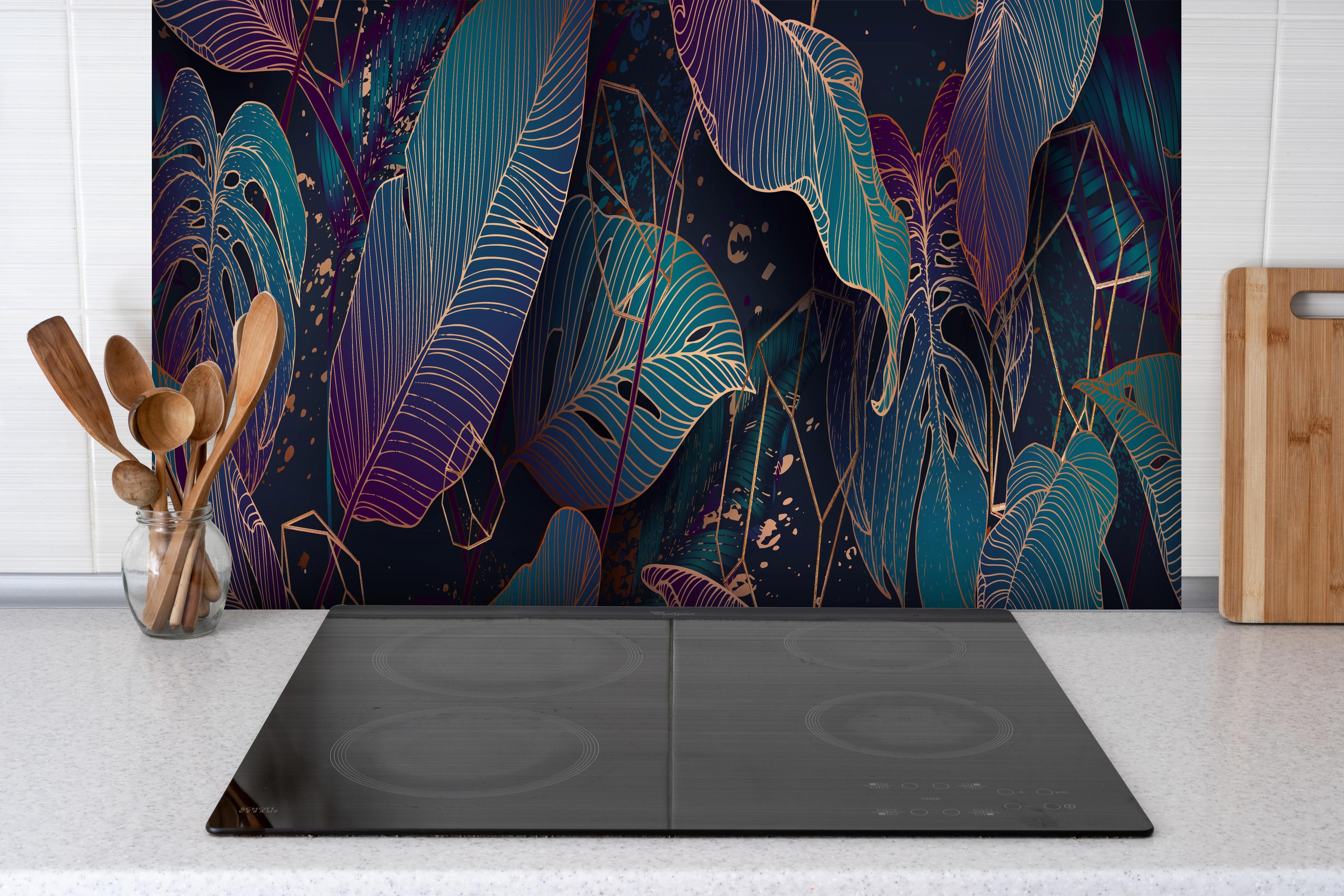 Spritzschutz - Abstraktes Blattwerk in leuchtenden Farben hinter einem Cerankochfeld zwischen Holz-Kochutensilien