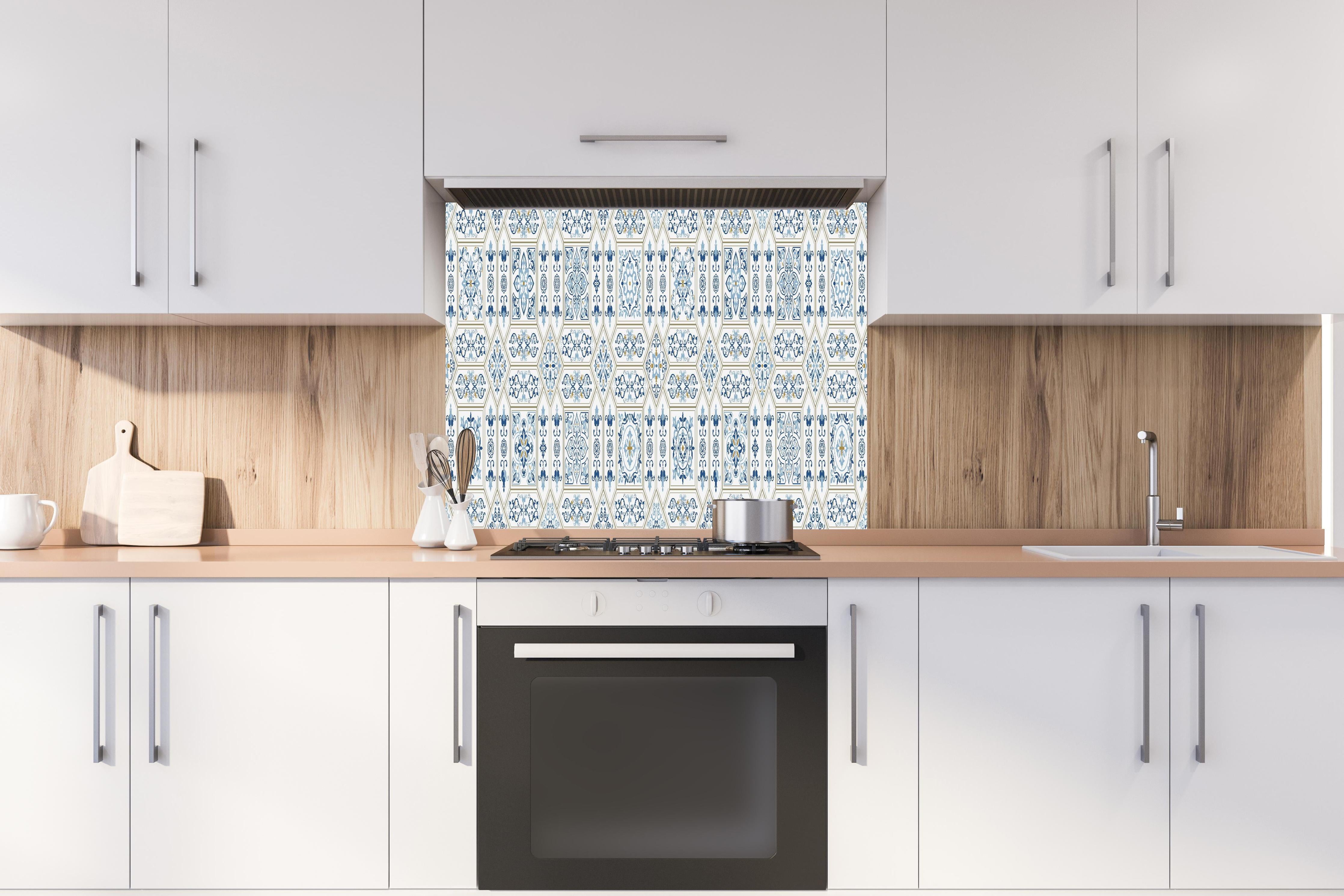 Spritzschutz - Abstraktes Blau-Weiß-Grafikmuster Design hinter einem Cerankochfeld zwischen Holz-Kochutensilien