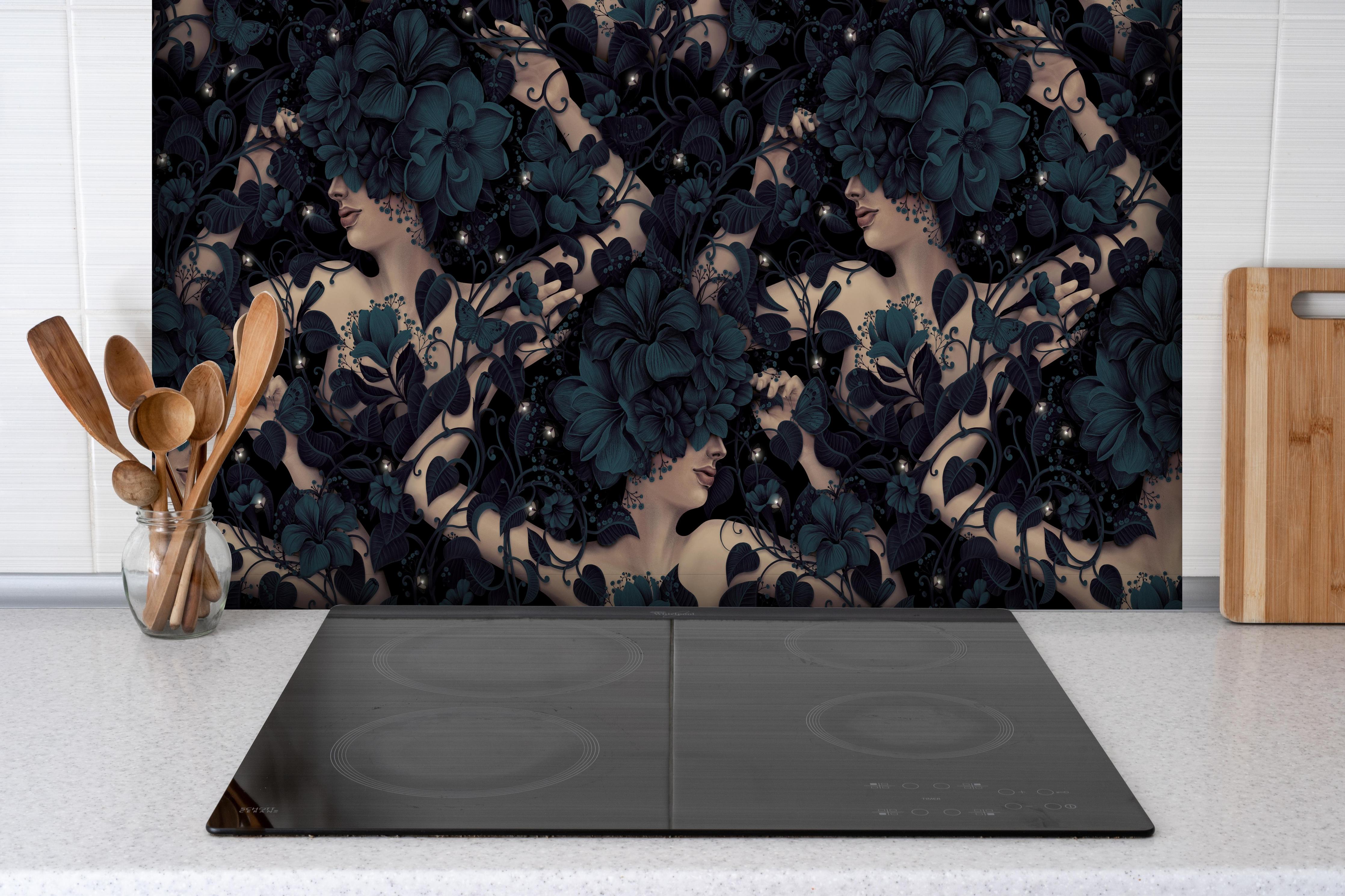 Spritzschutz - Abstraktes Blumen, Frauen Muster hinter einem Cerankochfeld zwischen Holz-Kochutensilien