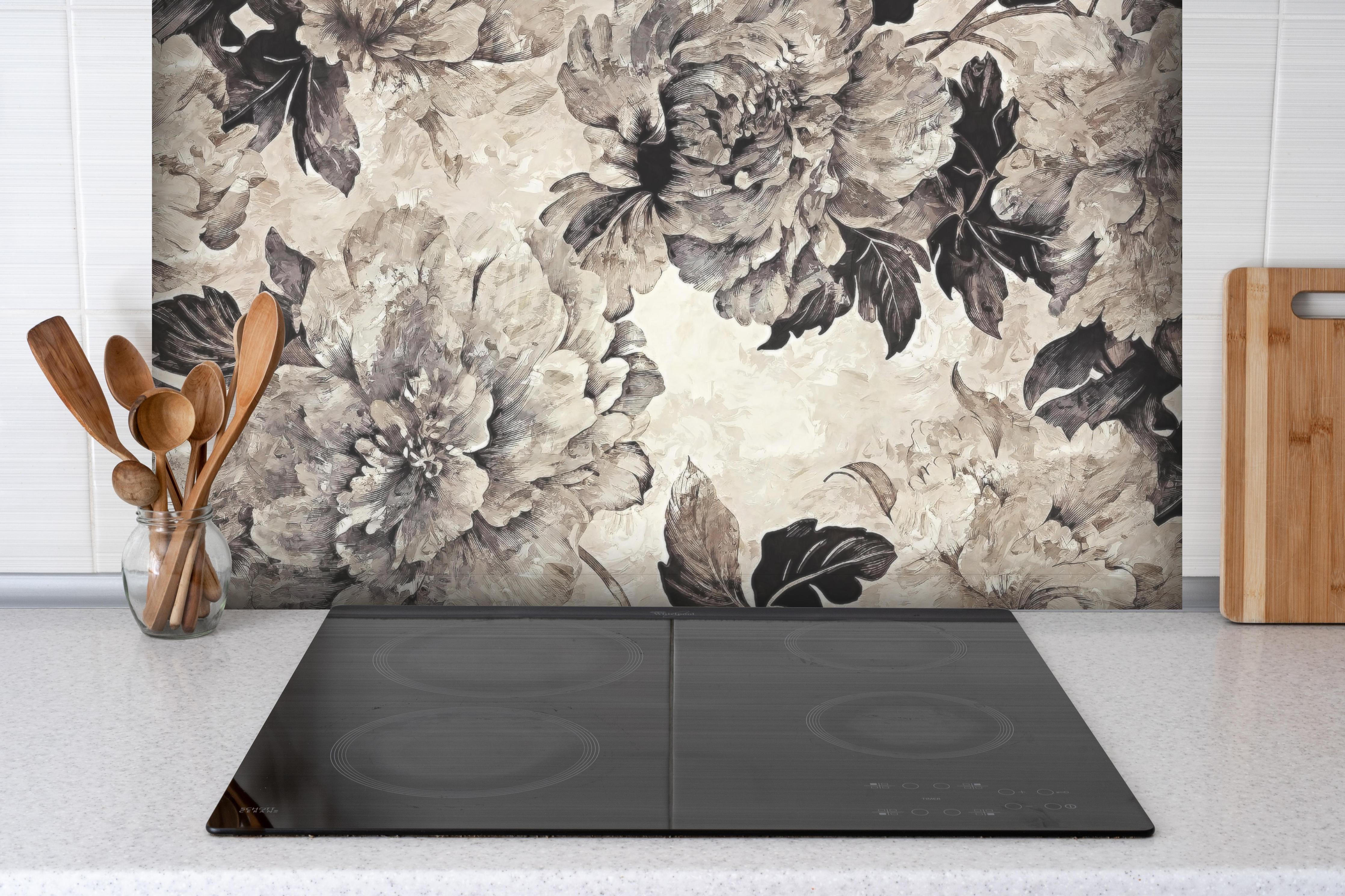 Spritzschutz - Abstraktes Blumenpanorama in Beige-Grau hinter einem Cerankochfeld zwischen Holz-Kochutensilien