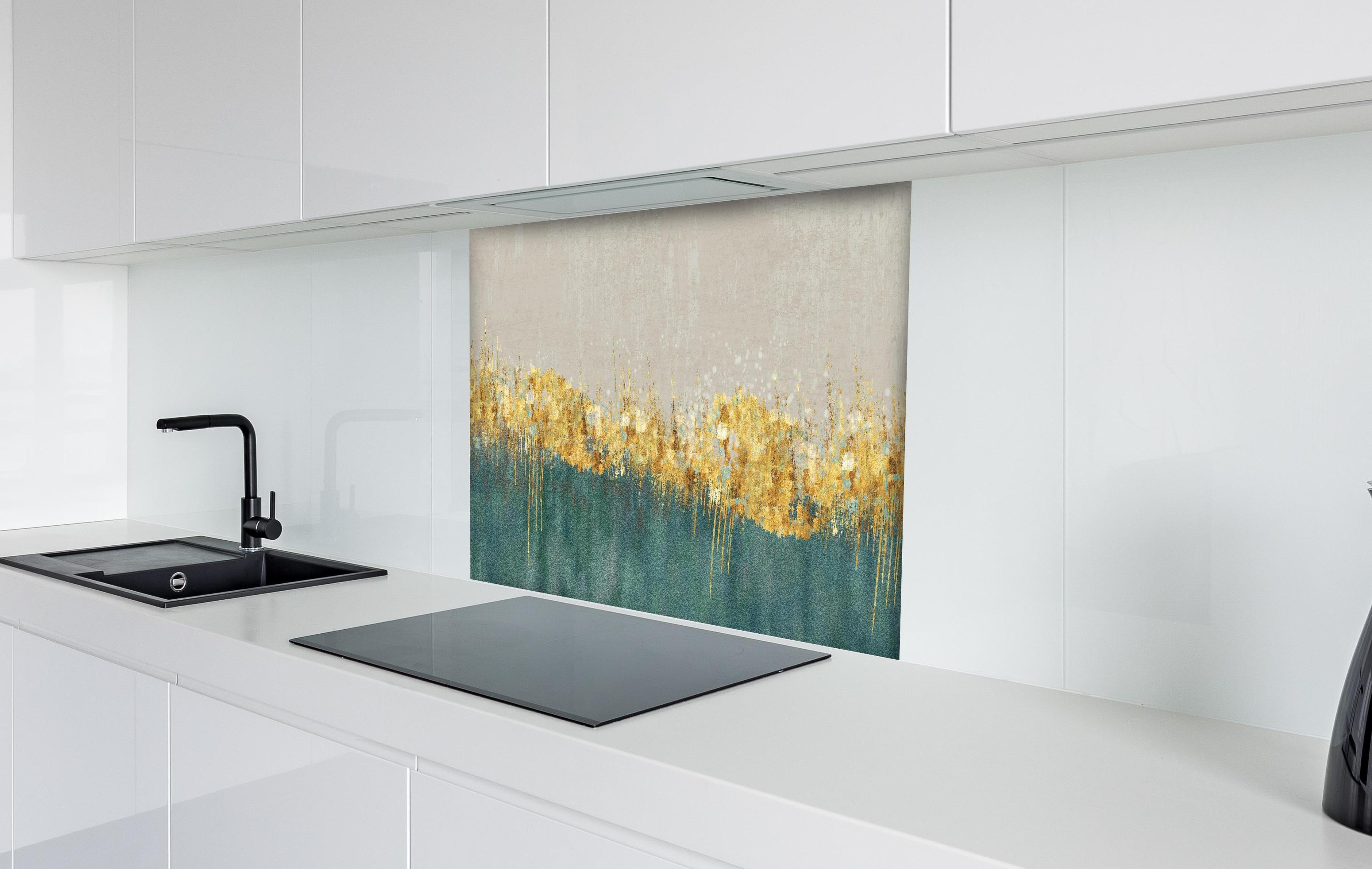 Spritzschutz - Abstraktes Design - Kunsttapete hinter einem Cerankochfeld zwischen Holz-Kochutensilien