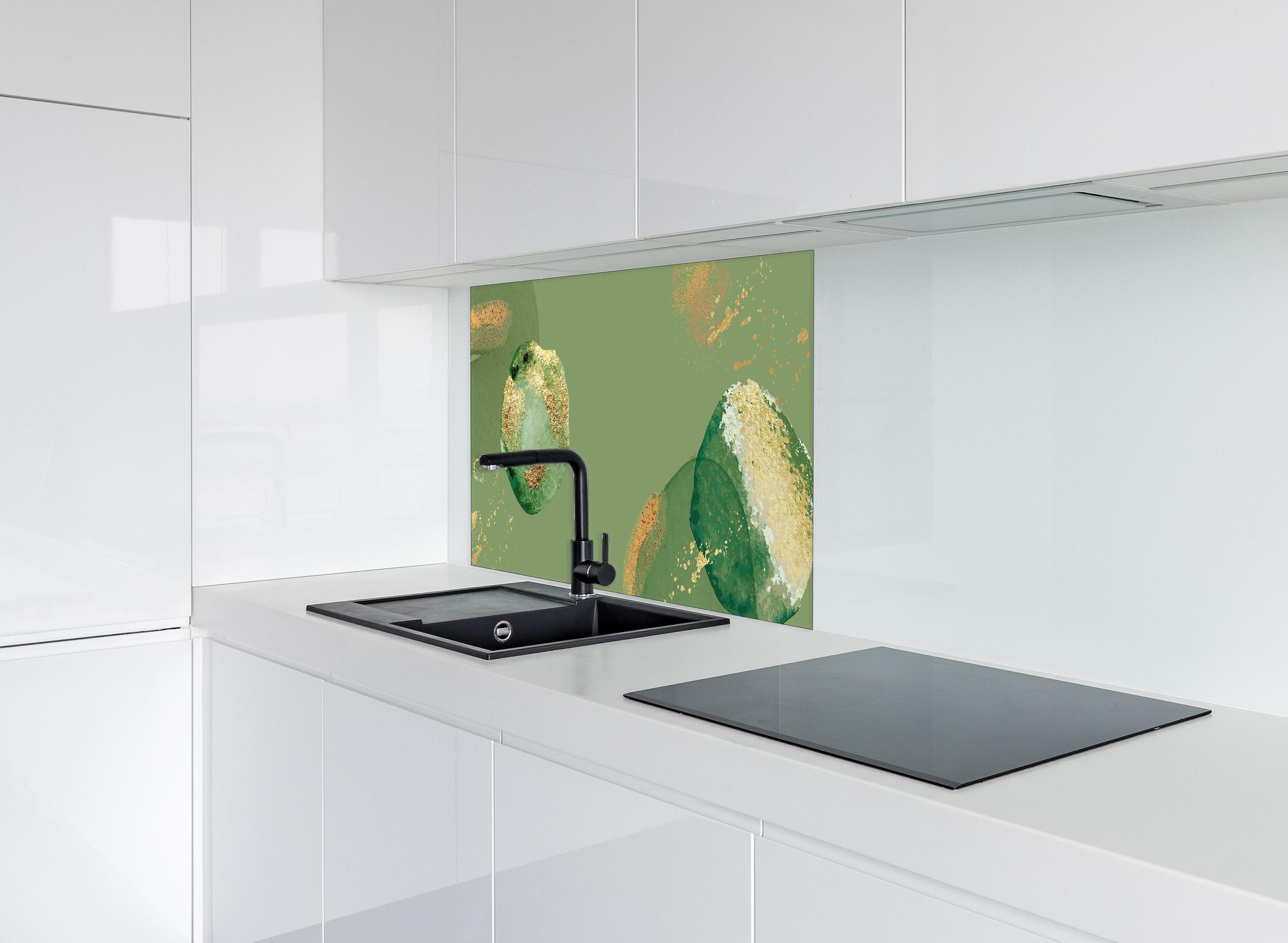 Spritzschutz - Abstraktes Design mit Grün und Goldtönen hinter einem Cerankochfeld zwischen Holz-Kochutensilien