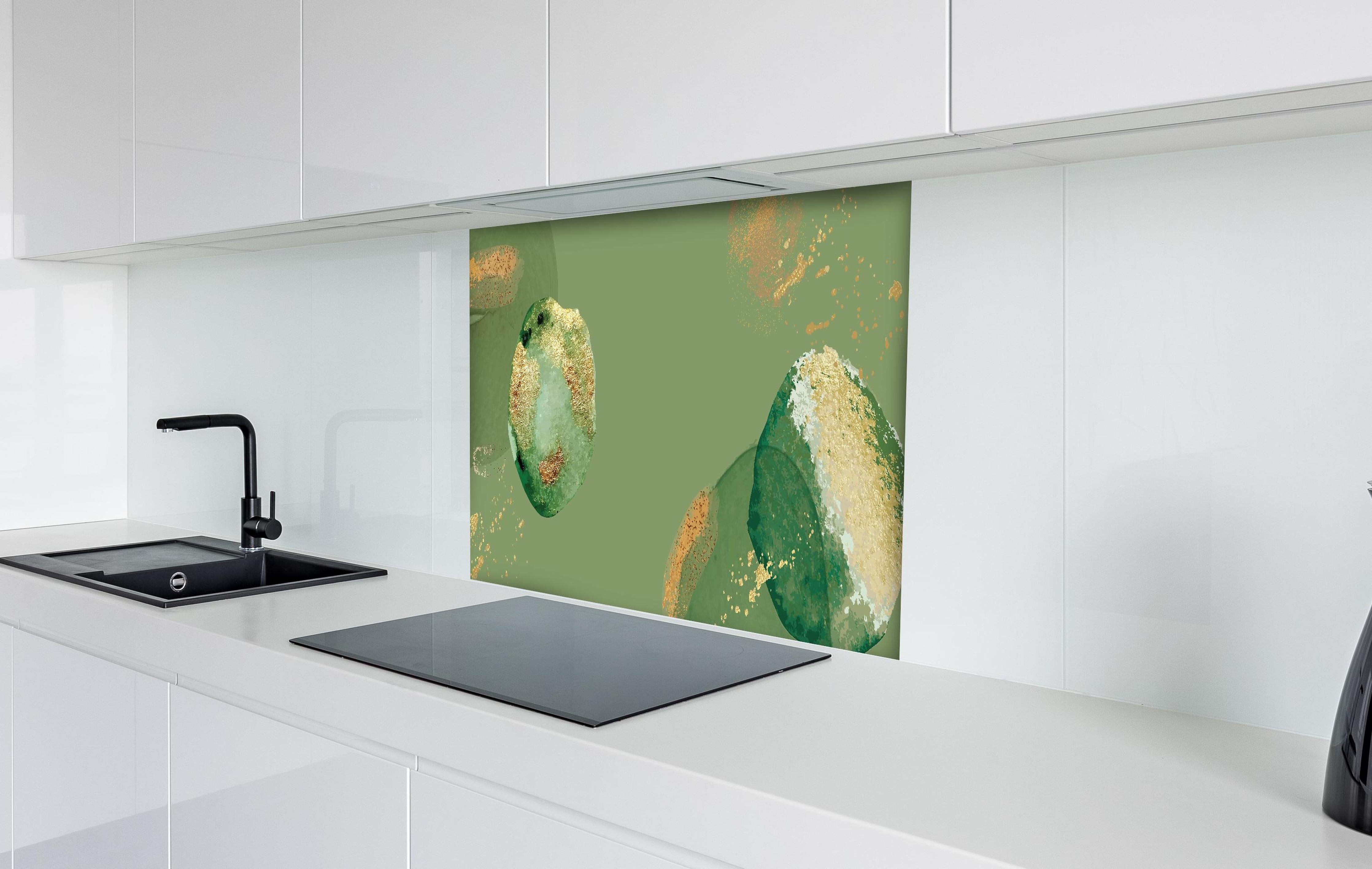 Spritzschutz - Abstraktes Design mit Grün und Goldtönen hinter einem Cerankochfeld zwischen Holz-Kochutensilien