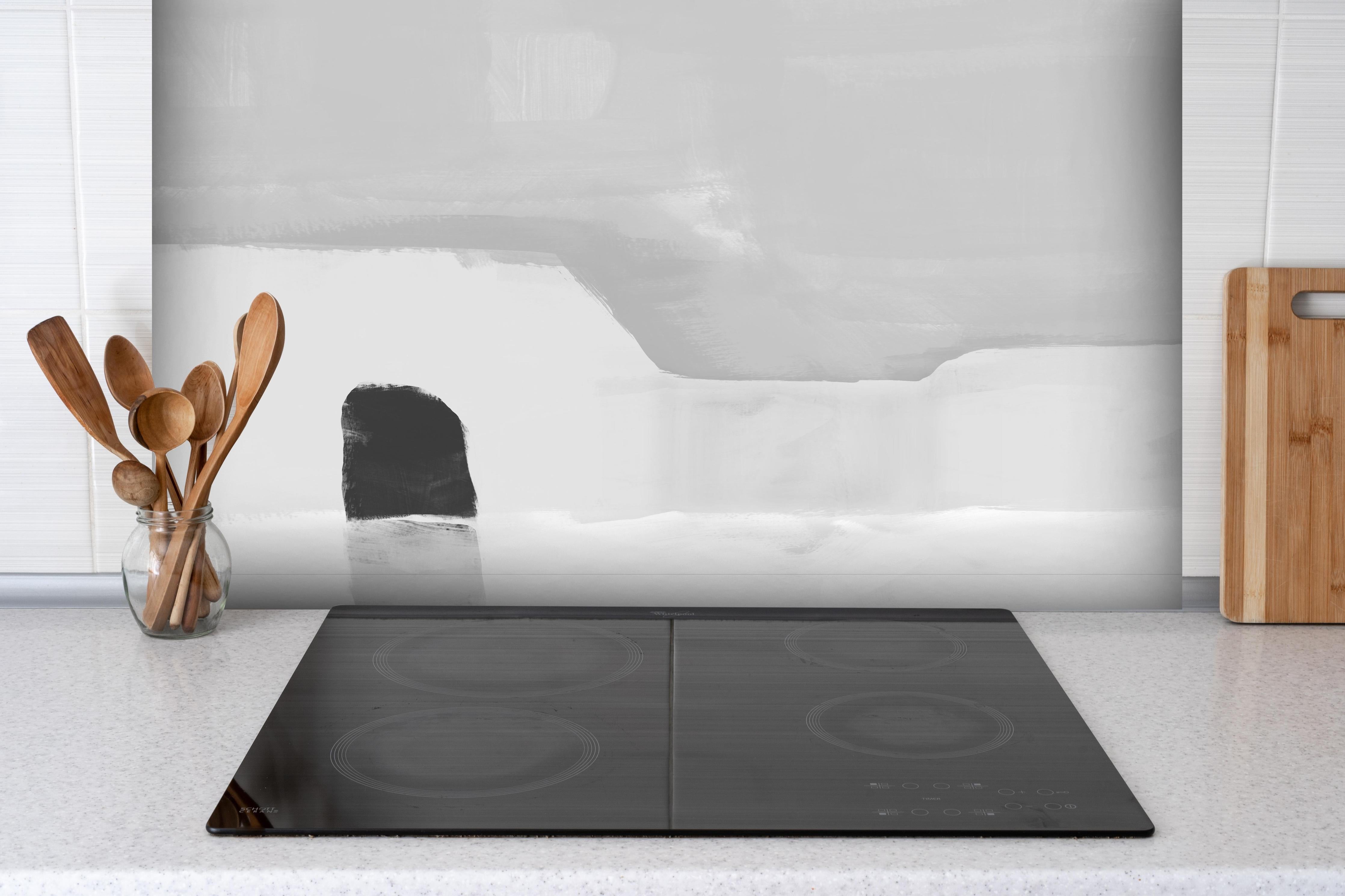 Spritzschutz - Abstraktes Gemälde - Pinselstriche hinter einem Cerankochfeld zwischen Holz-Kochutensilien