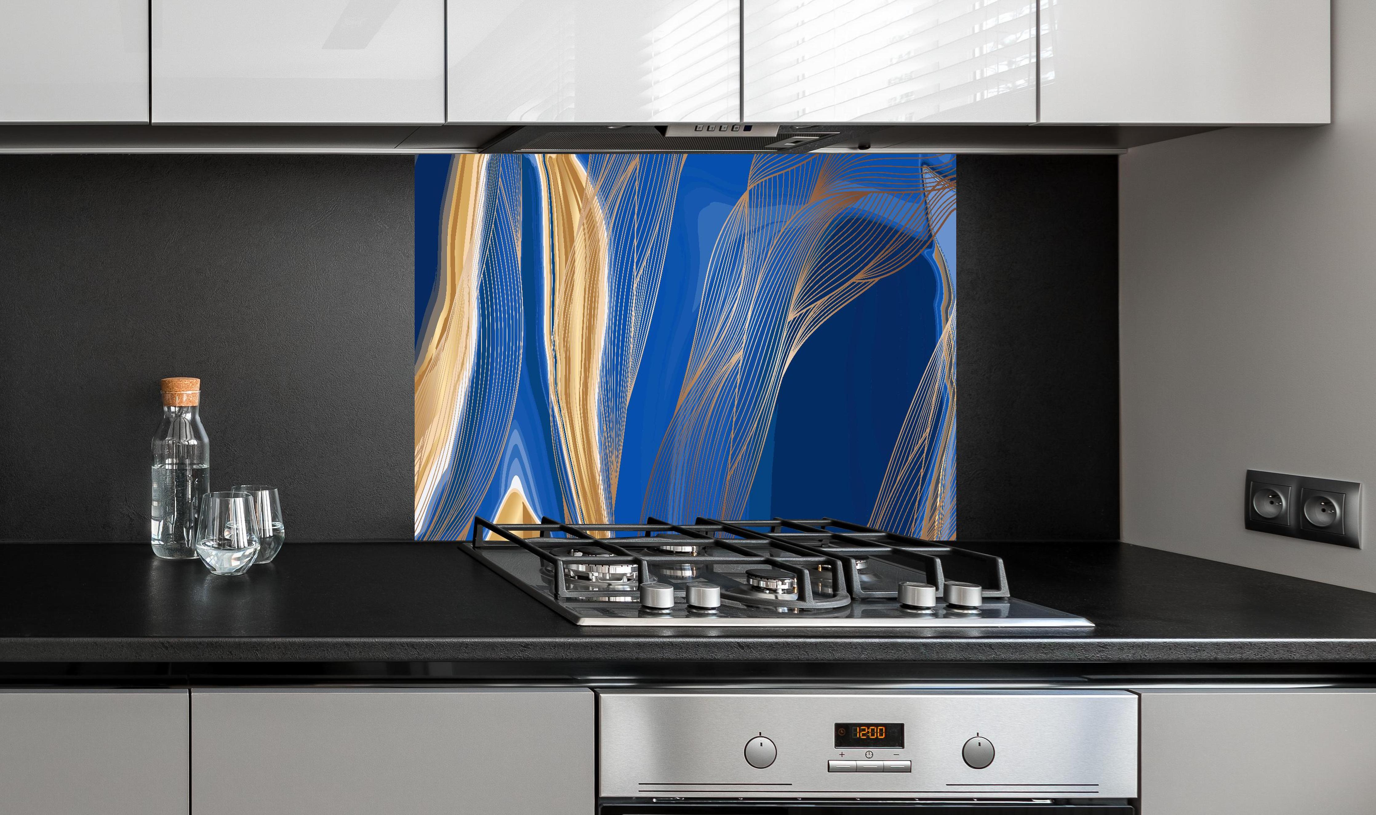 Spritzschutz - Abstraktes Gold-Blau Linienmuster Kunstwerk hinter einem Cerankochfeld zwischen Holz-Kochutensilien