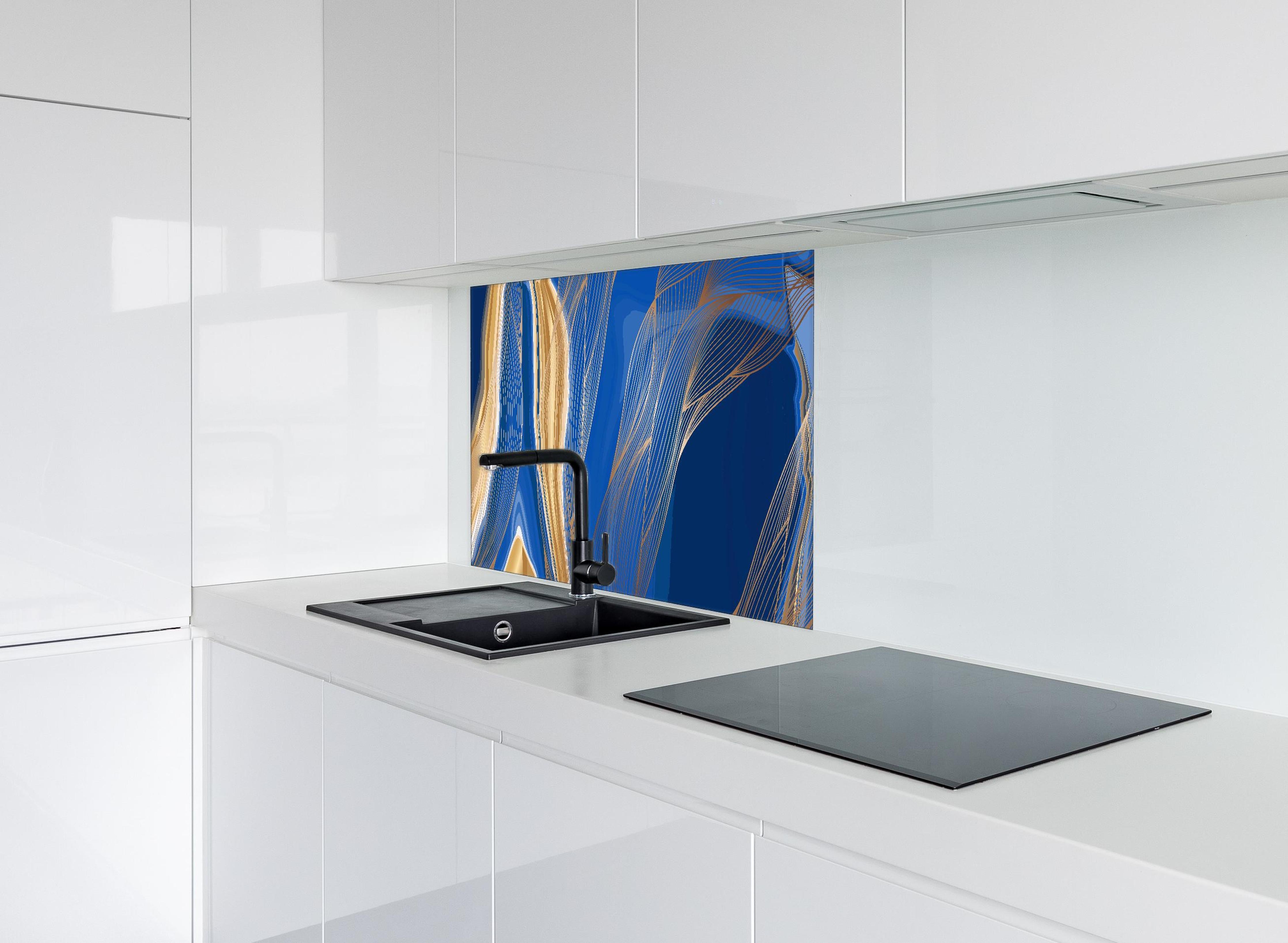 Spritzschutz - Abstraktes Gold-Blau Linienmuster Kunstwerk hinter einem Cerankochfeld zwischen Holz-Kochutensilien