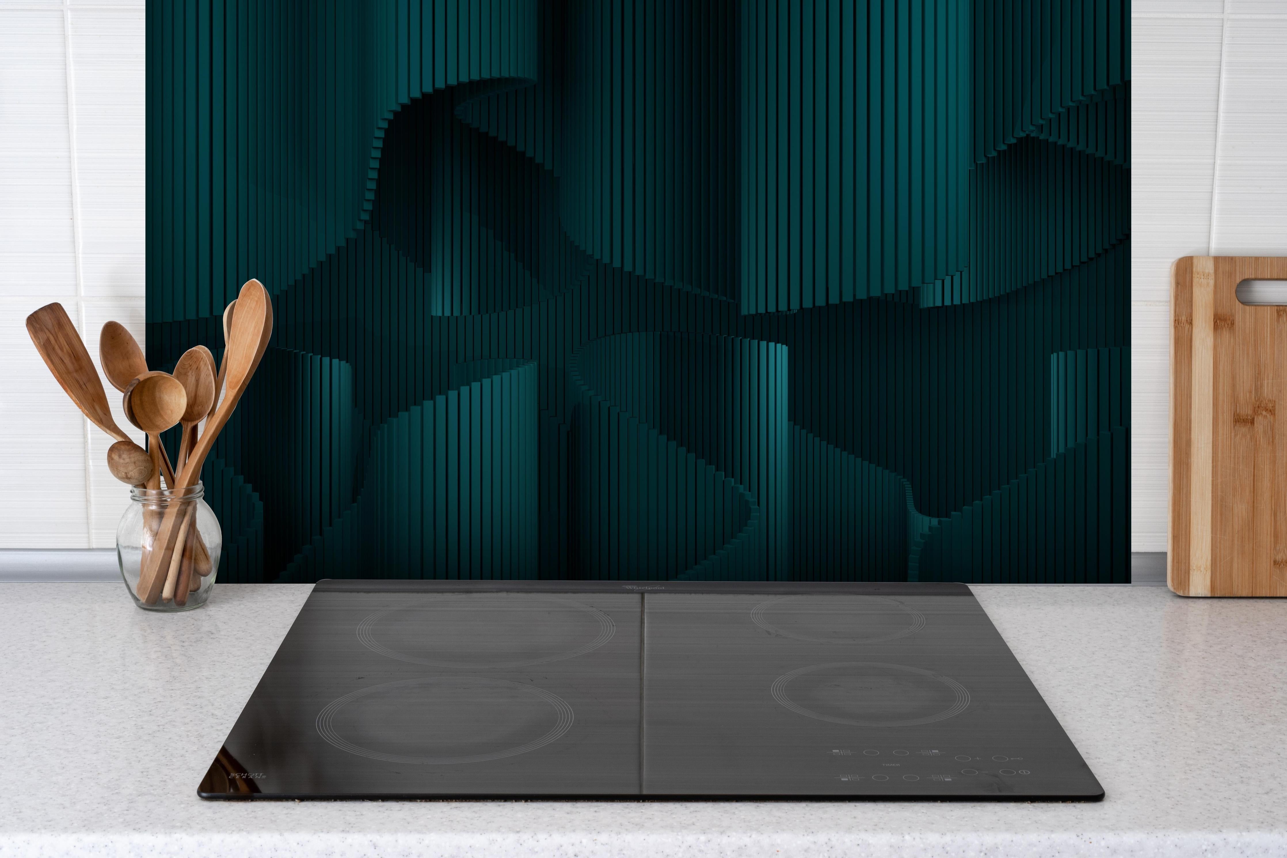 Spritzschutz - Abstraktes Grün Wellig auf Dunklem Hintergrund hinter einem Cerankochfeld zwischen Holz-Kochutensilien
