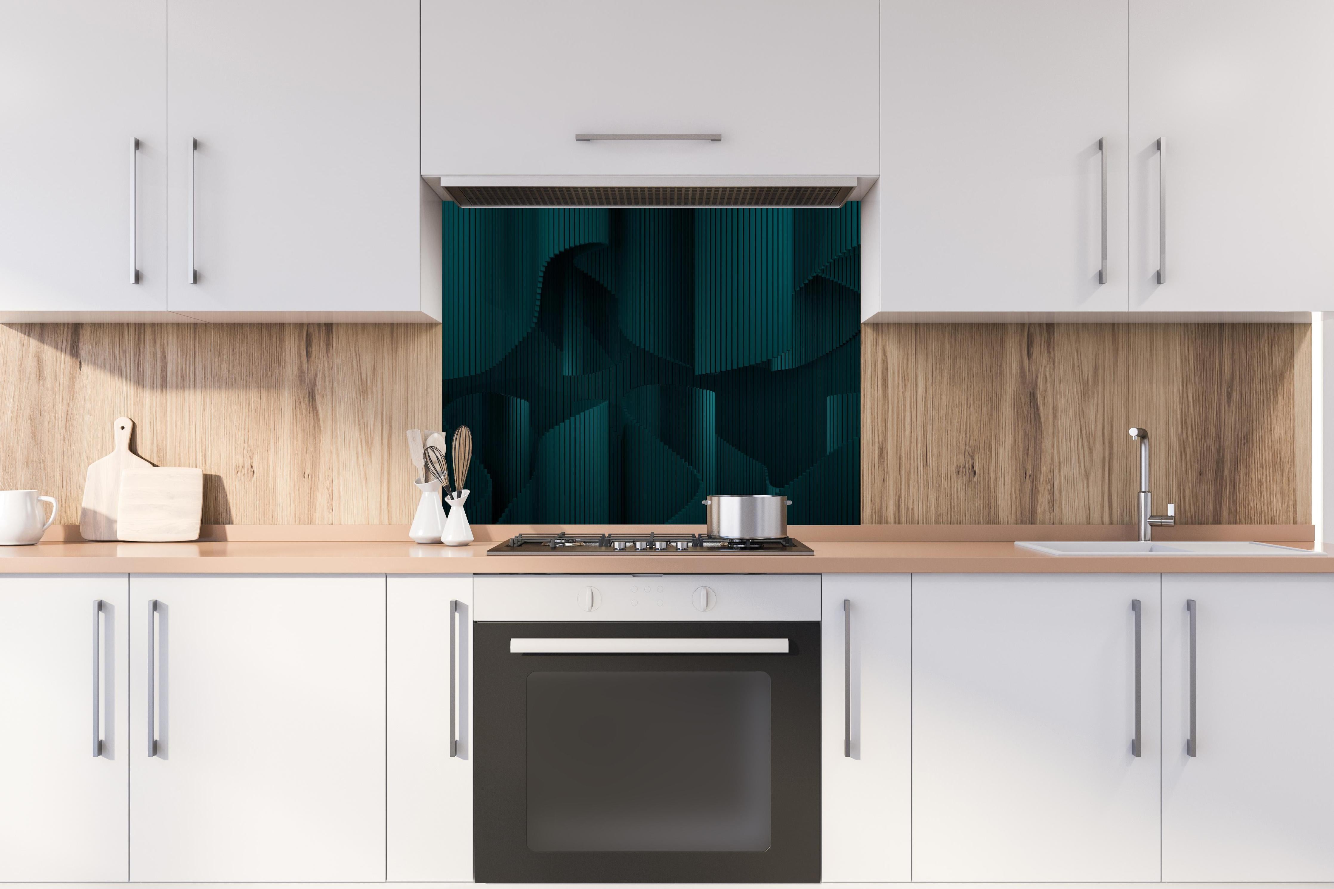 Spritzschutz - Abstraktes Grün Wellig auf Dunklem Hintergrund hinter einem Cerankochfeld zwischen Holz-Kochutensilien