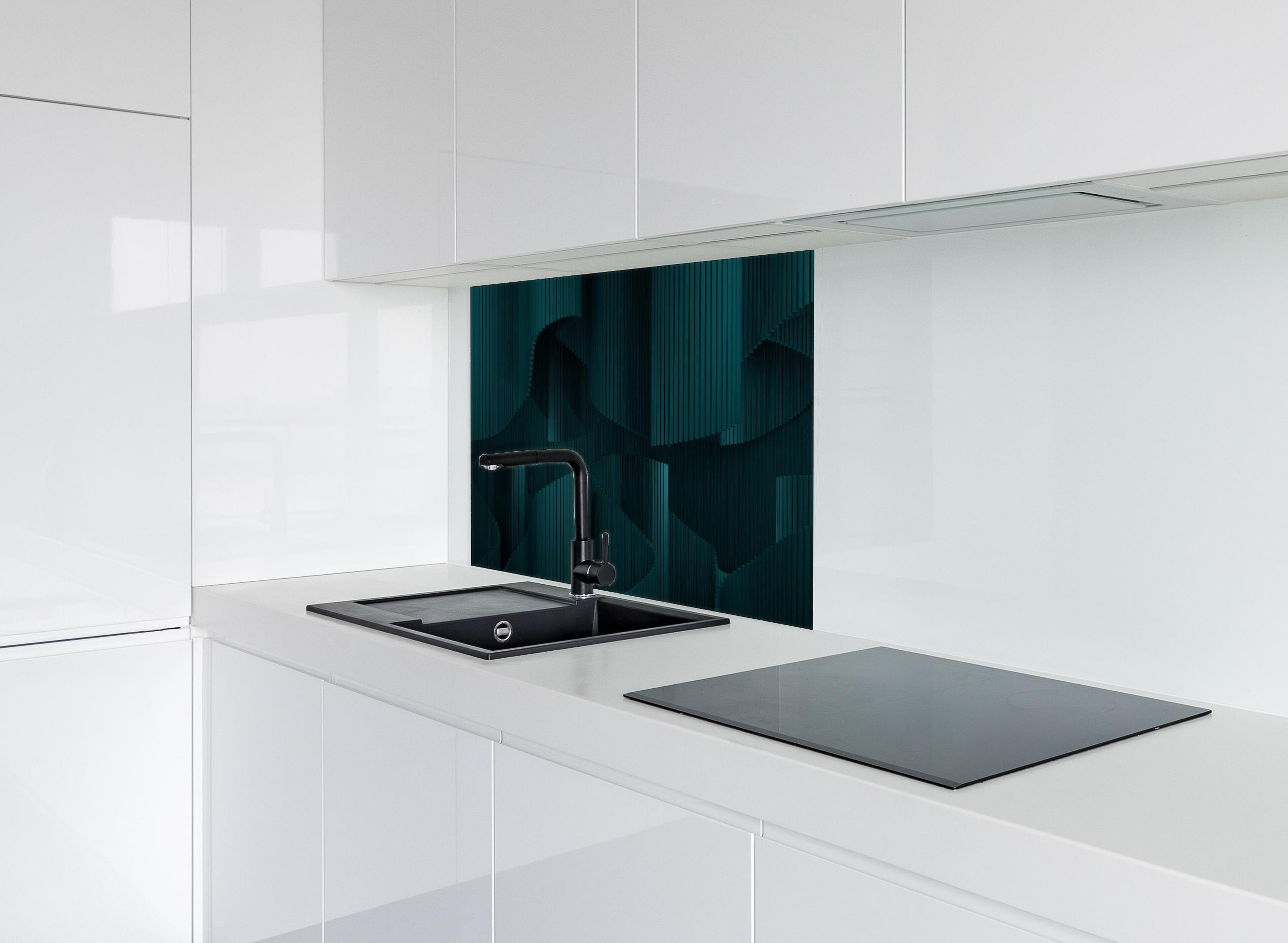 Spritzschutz - Abstraktes Grün Wellig auf Dunklem Hintergrund hinter einem Cerankochfeld zwischen Holz-Kochutensilien