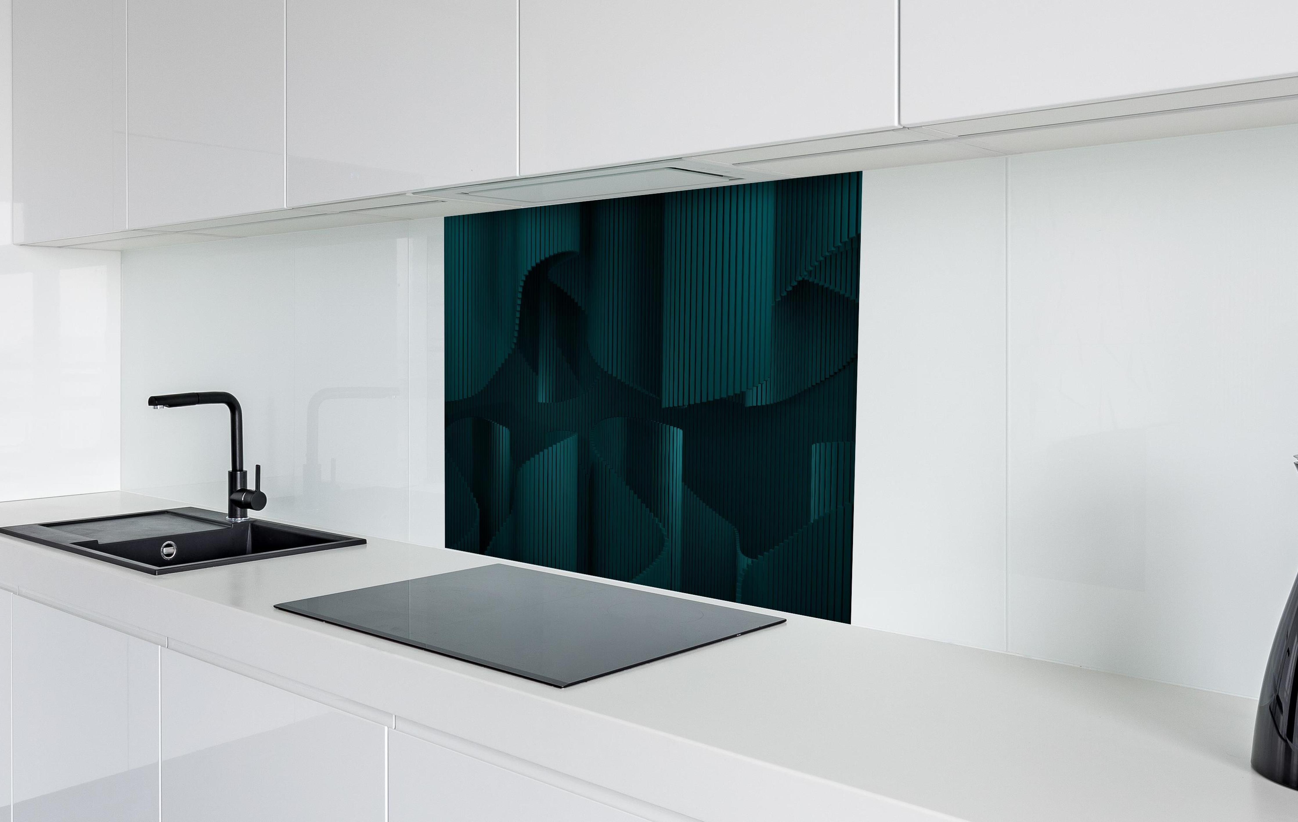 Spritzschutz - Abstraktes Grün Wellig auf Dunklem Hintergrund hinter einem Cerankochfeld zwischen Holz-Kochutensilien