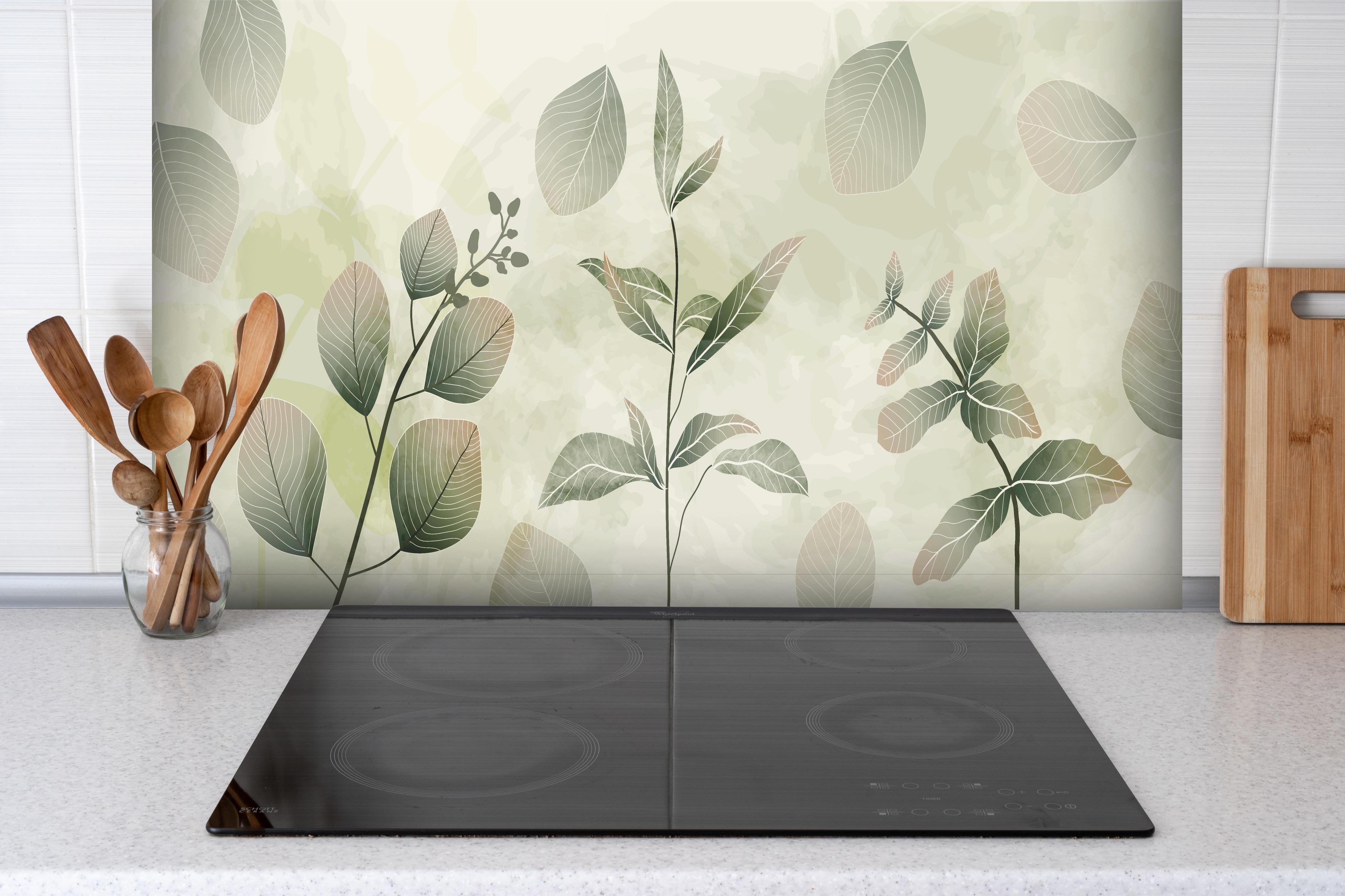 Spritzschutz - Abstraktes Grünpflanzen-Muster Design hinter einem Cerankochfeld zwischen Holz-Kochutensilien