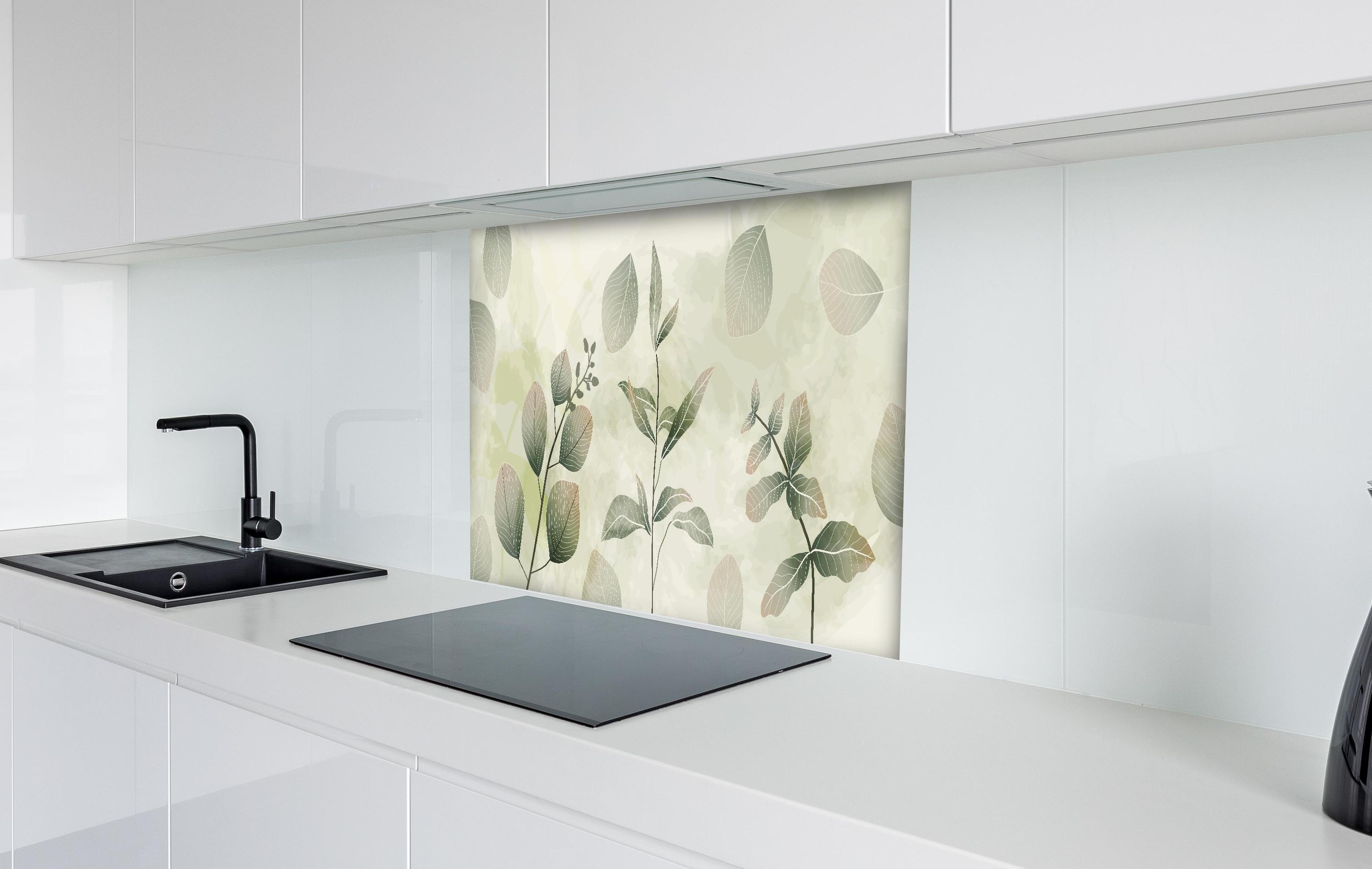 Spritzschutz - Abstraktes Grünpflanzen-Muster Design hinter einem Cerankochfeld zwischen Holz-Kochutensilien