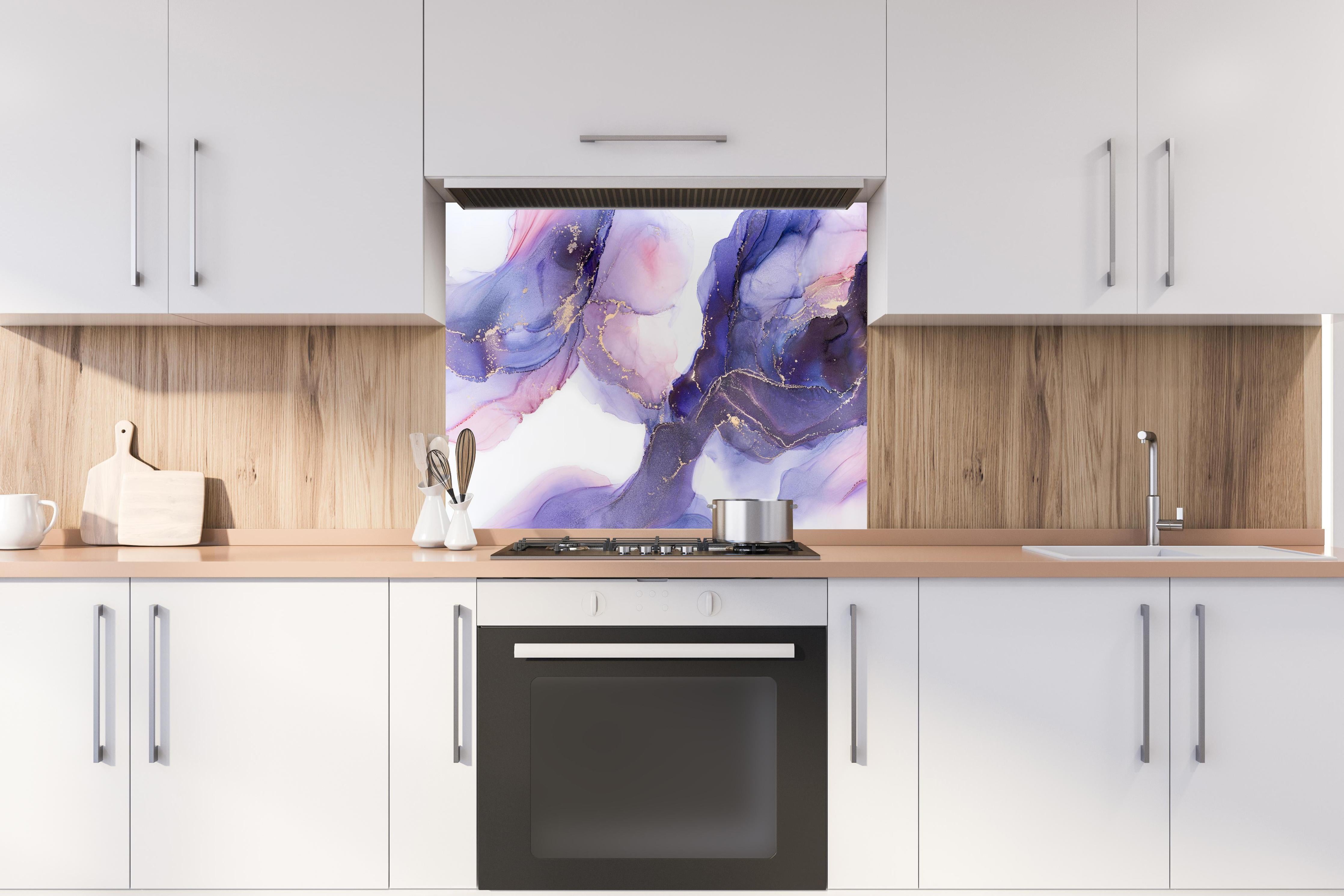 Spritzschutz - Abstraktes Kunstwerk - Öl Malerei hinter einem Cerankochfeld zwischen Holz-Kochutensilien