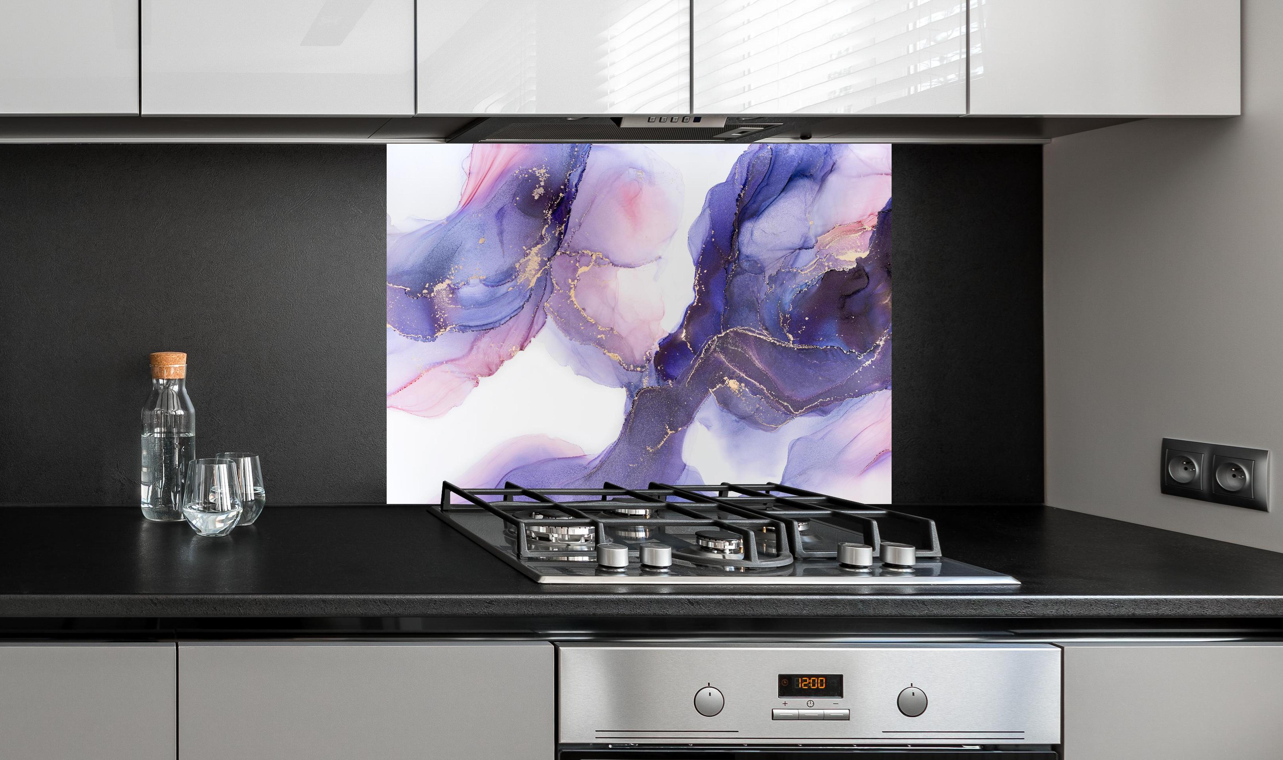 Spritzschutz - Abstraktes Kunstwerk - Öl Malerei hinter einem Cerankochfeld zwischen Holz-Kochutensilien