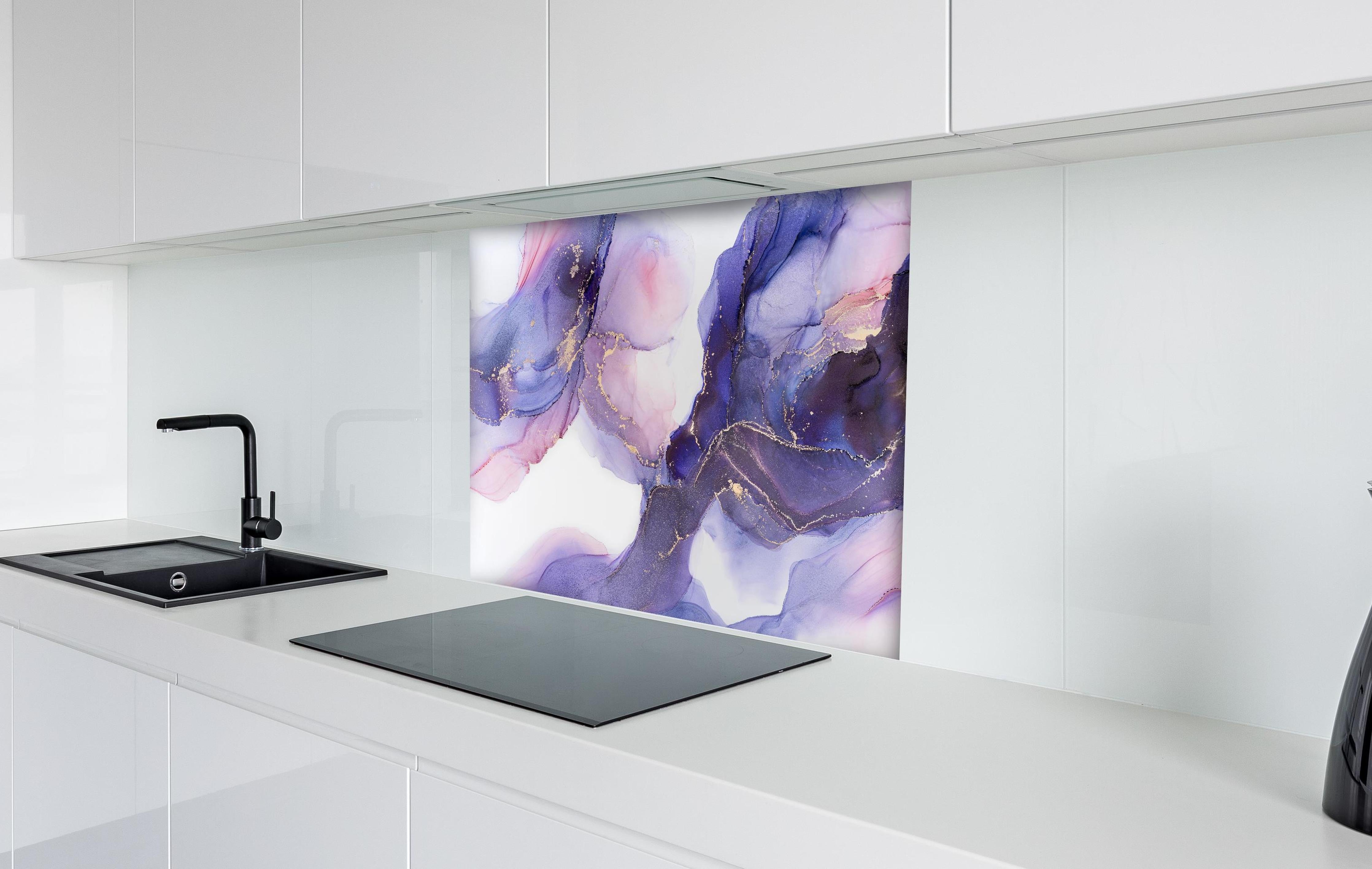 Spritzschutz - Abstraktes Kunstwerk - Öl Malerei hinter einem Cerankochfeld zwischen Holz-Kochutensilien