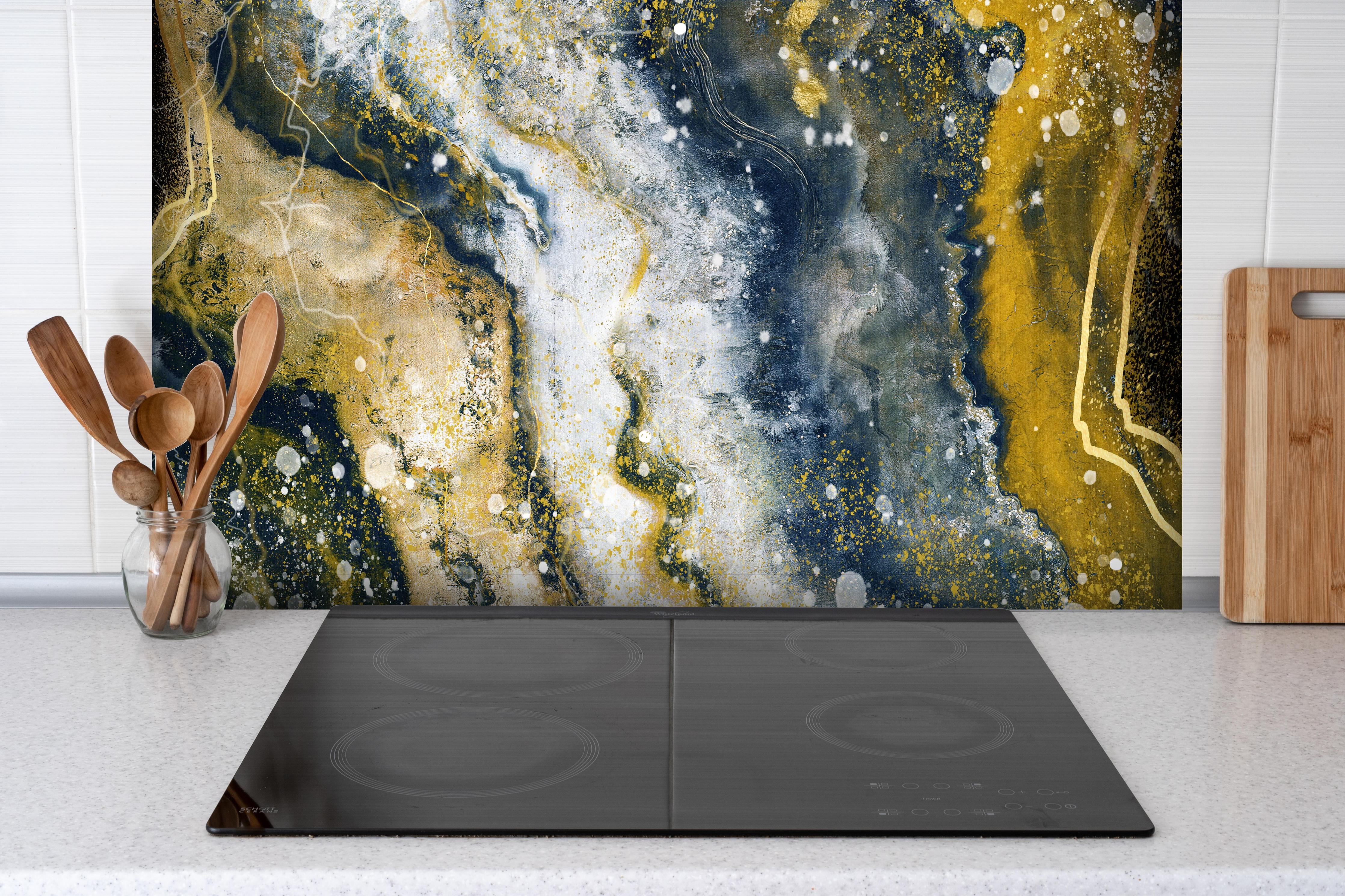 Spritzschutz - Abstraktes Kunstwert - Flüssigkunst hinter einem Cerankochfeld zwischen Holz-Kochutensilien
