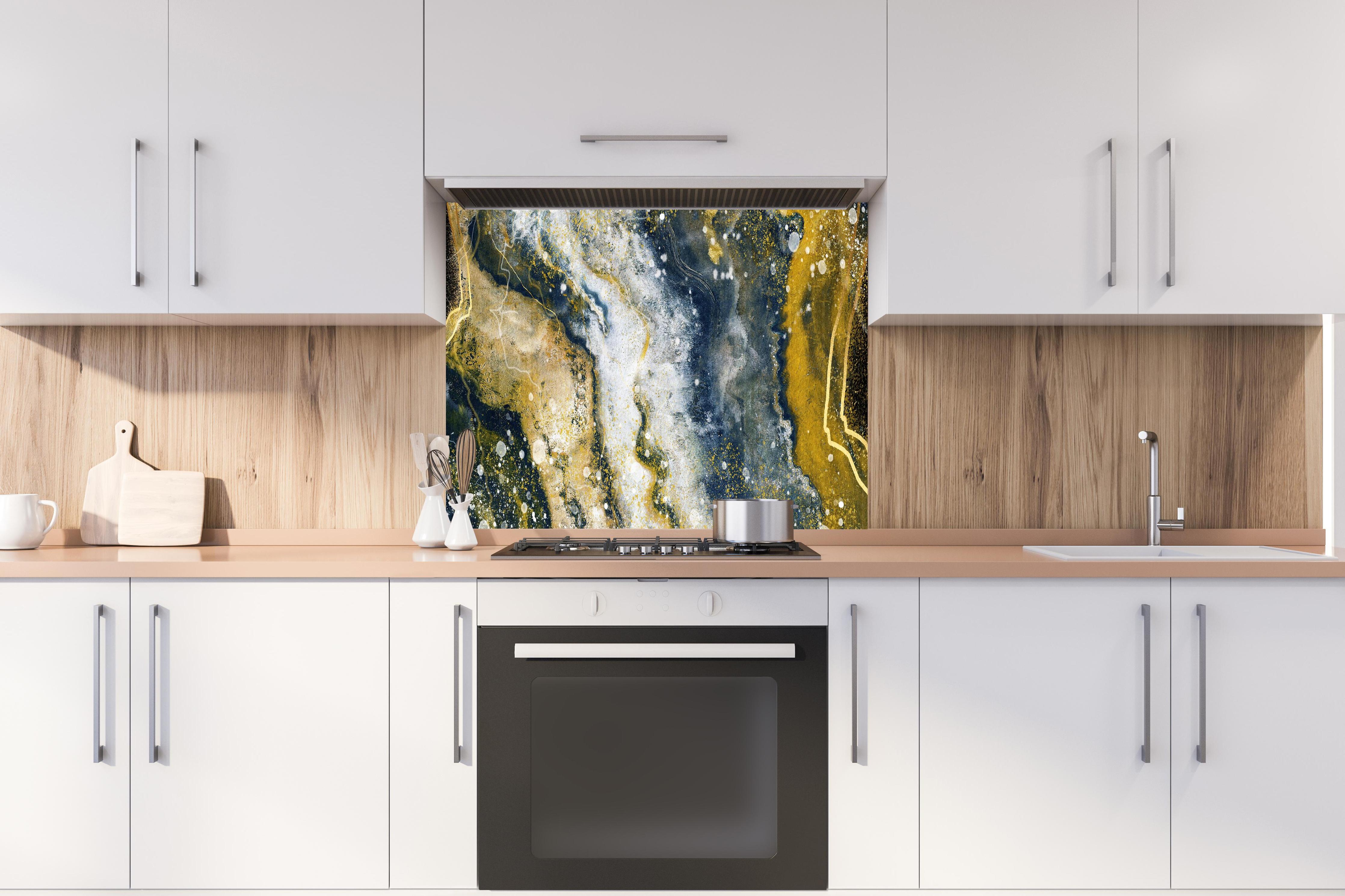 Spritzschutz - Abstraktes Kunstwert - Flüssigkunst hinter einem Cerankochfeld zwischen Holz-Kochutensilien