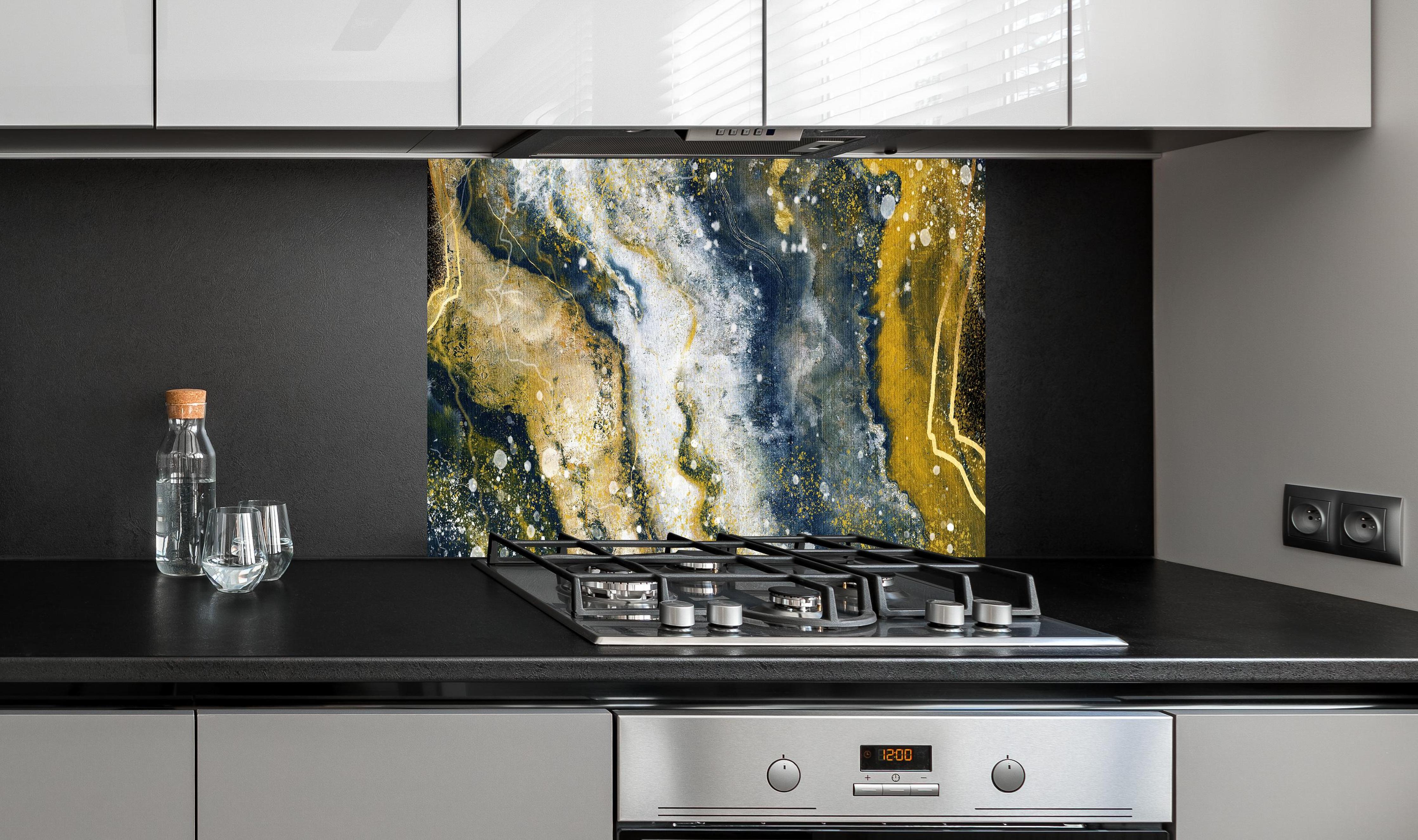 Spritzschutz - Abstraktes Kunstwert - Flüssigkunst hinter einem Cerankochfeld zwischen Holz-Kochutensilien