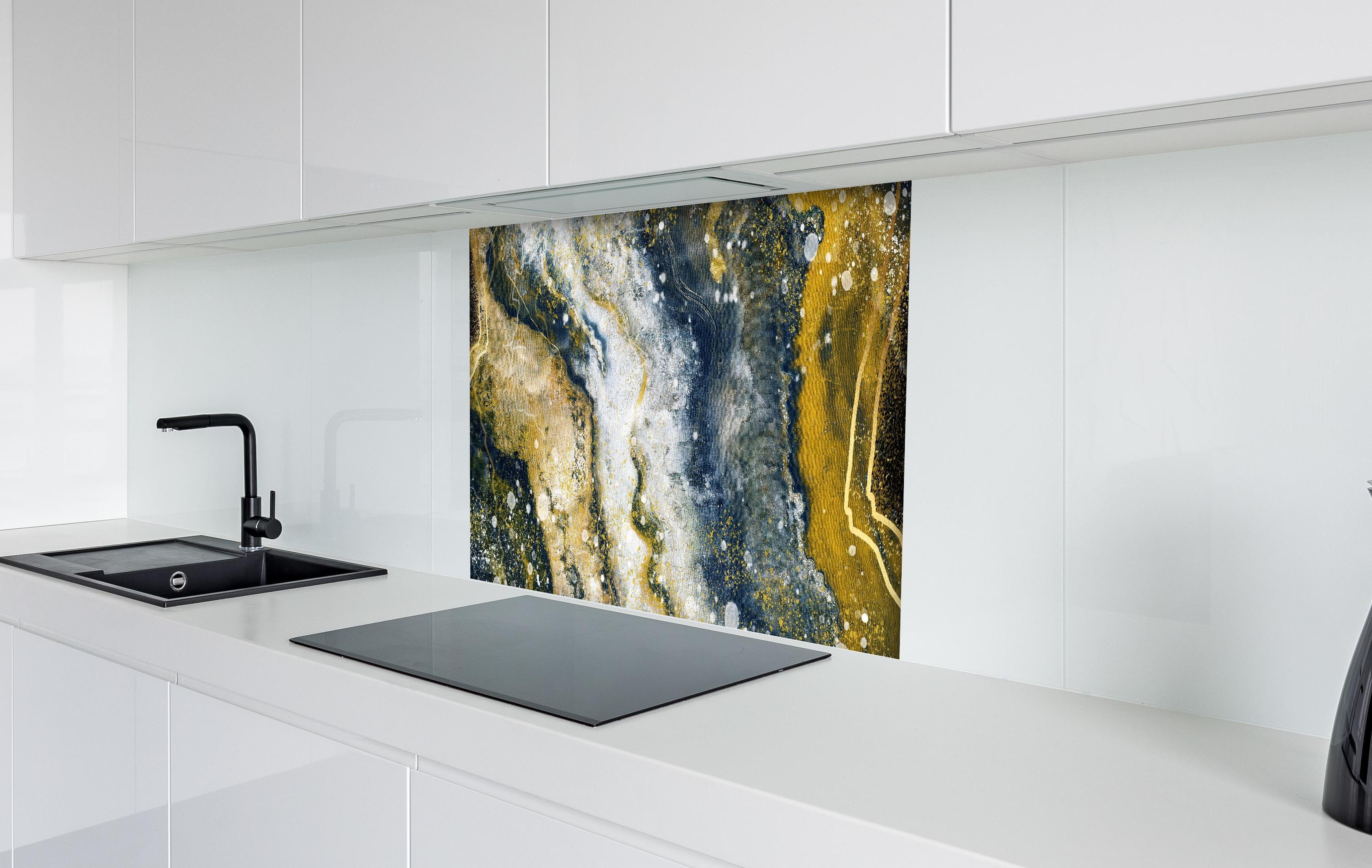 Spritzschutz - Abstraktes Kunstwert - Flüssigkunst hinter einem Cerankochfeld zwischen Holz-Kochutensilien