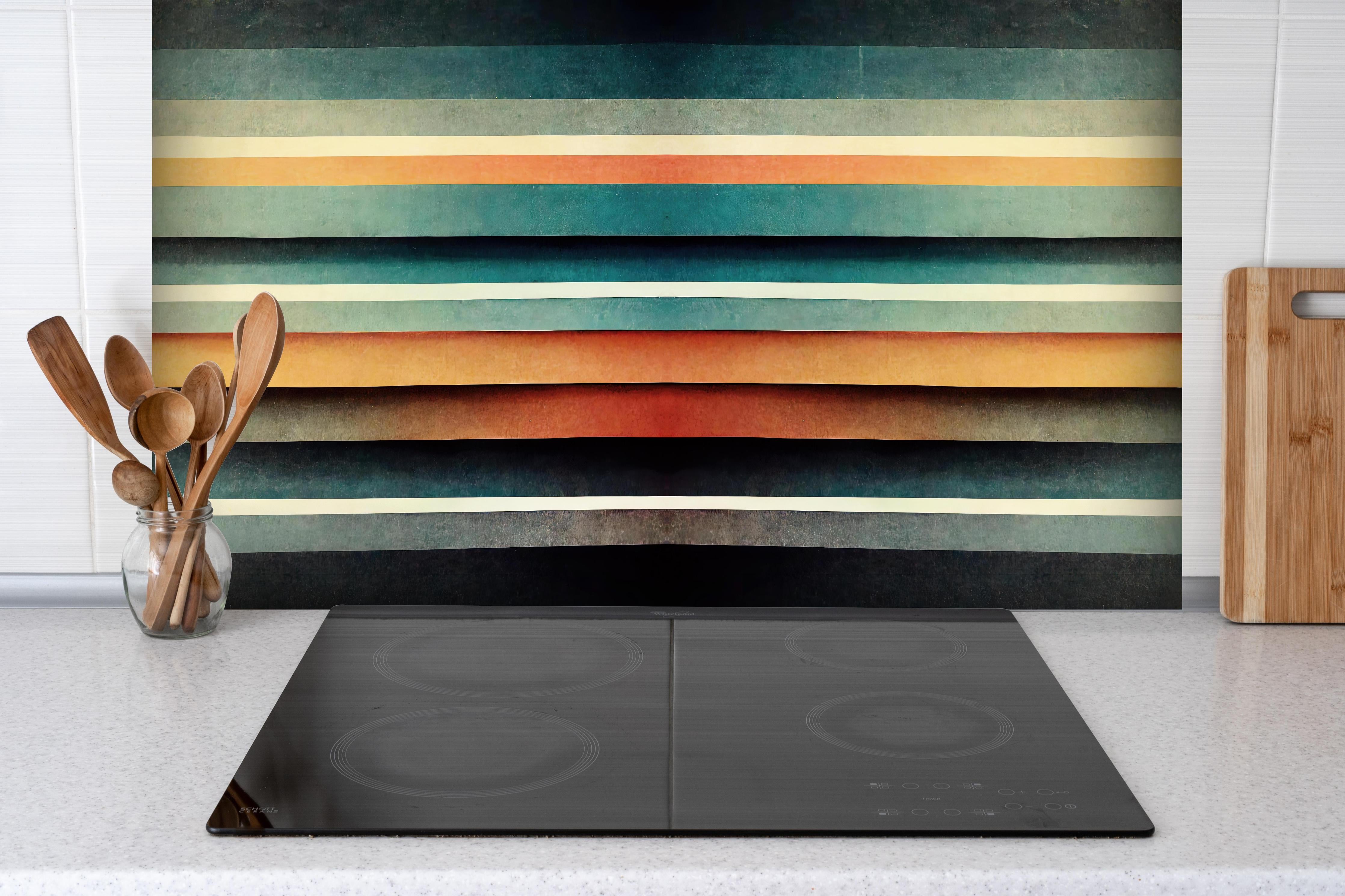 Spritzschutz - Abstraktes Linien Panorama hinter einem Cerankochfeld zwischen Holz-Kochutensilien