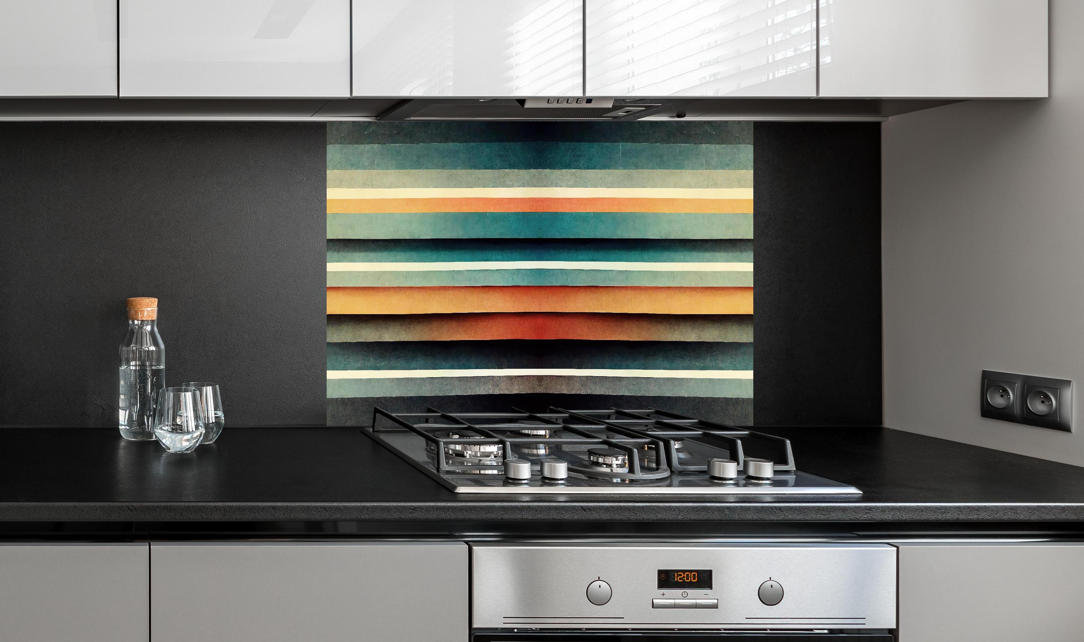 Spritzschutz - Abstraktes Linien Panorama hinter einem Cerankochfeld zwischen Holz-Kochutensilien