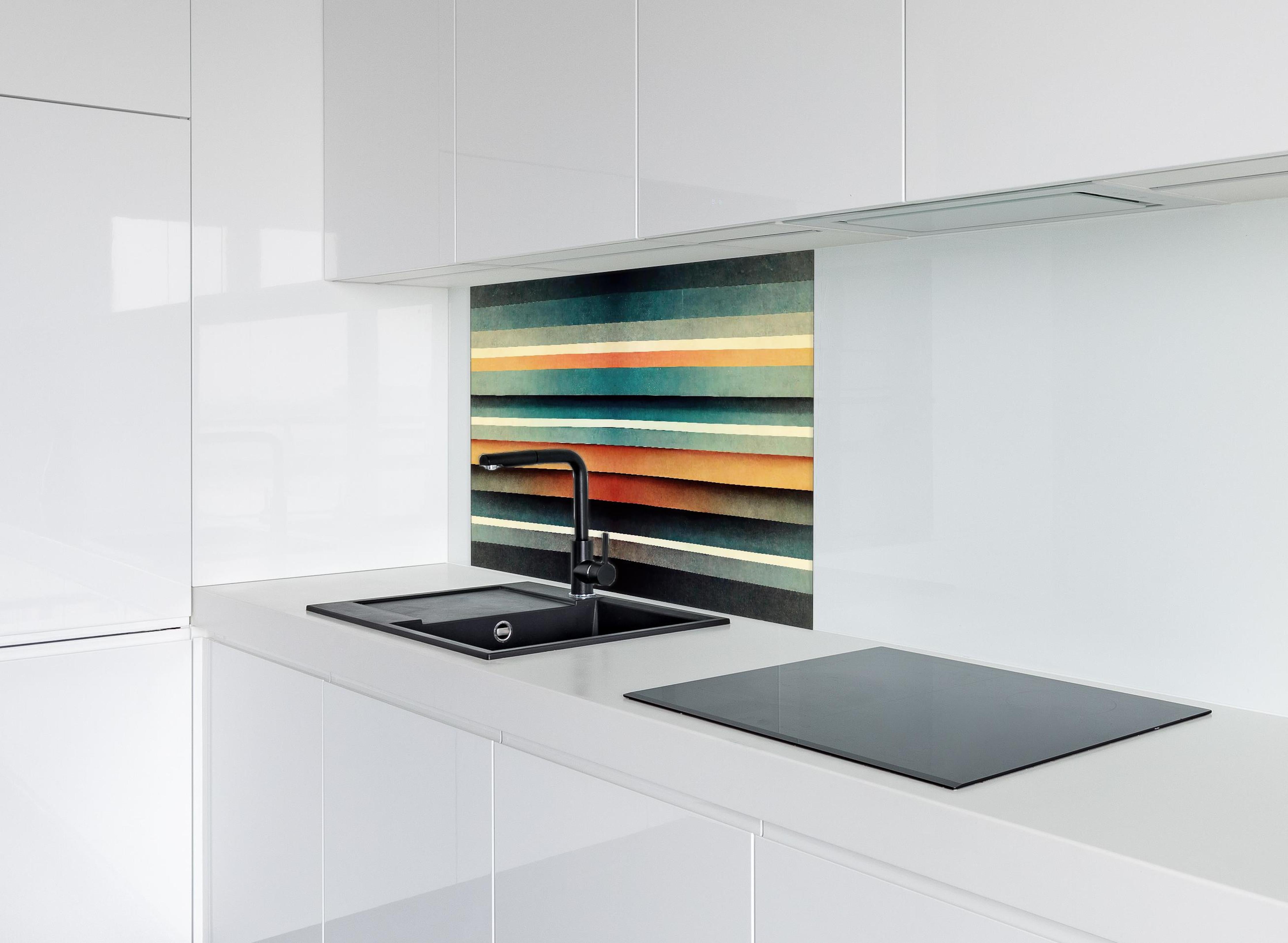 Spritzschutz - Abstraktes Linien Panorama hinter einem Cerankochfeld zwischen Holz-Kochutensilien