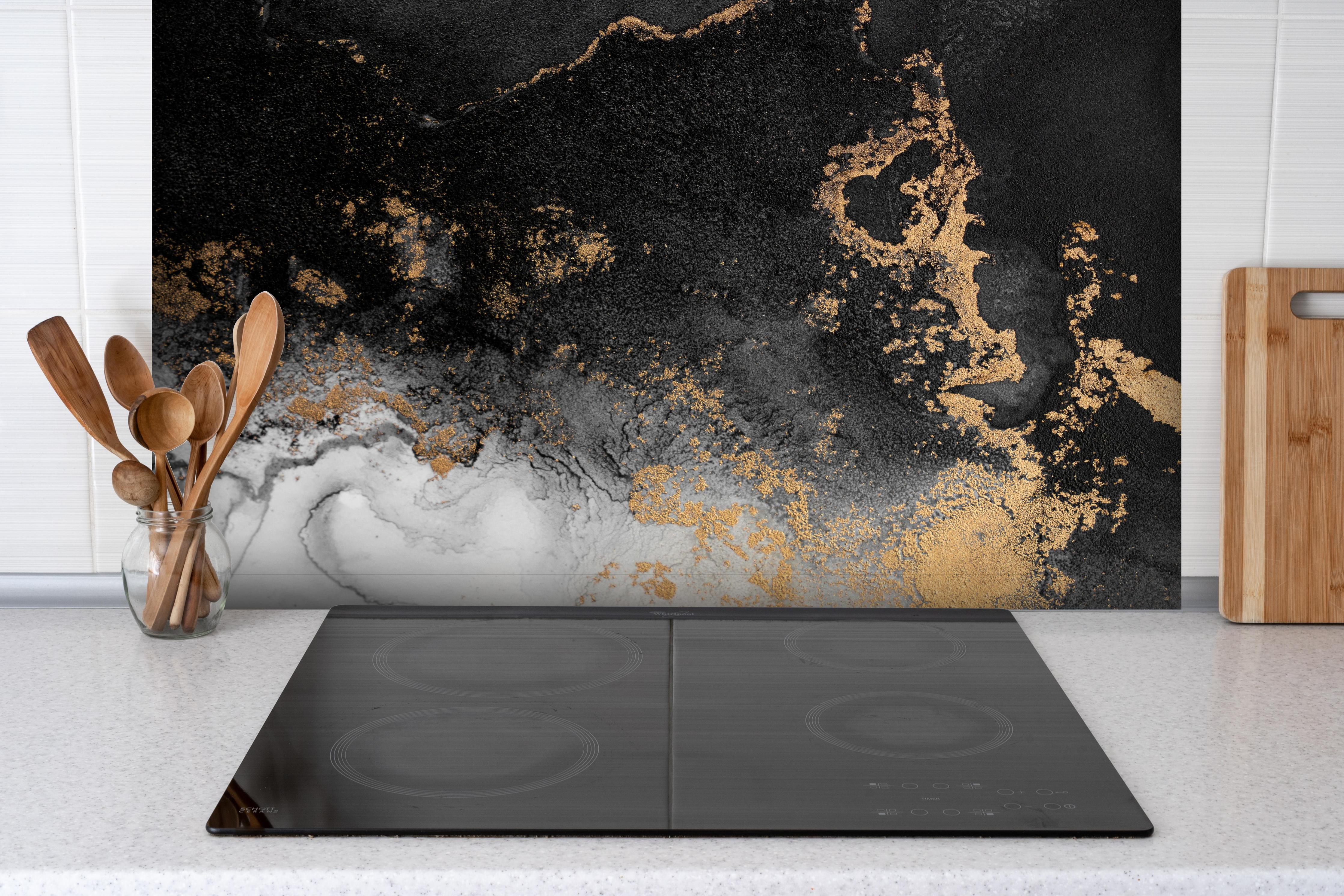 Spritzschutz - Abstraktes Marmor Design - Flüssigkunst hinter einem Cerankochfeld zwischen Holz-Kochutensilien