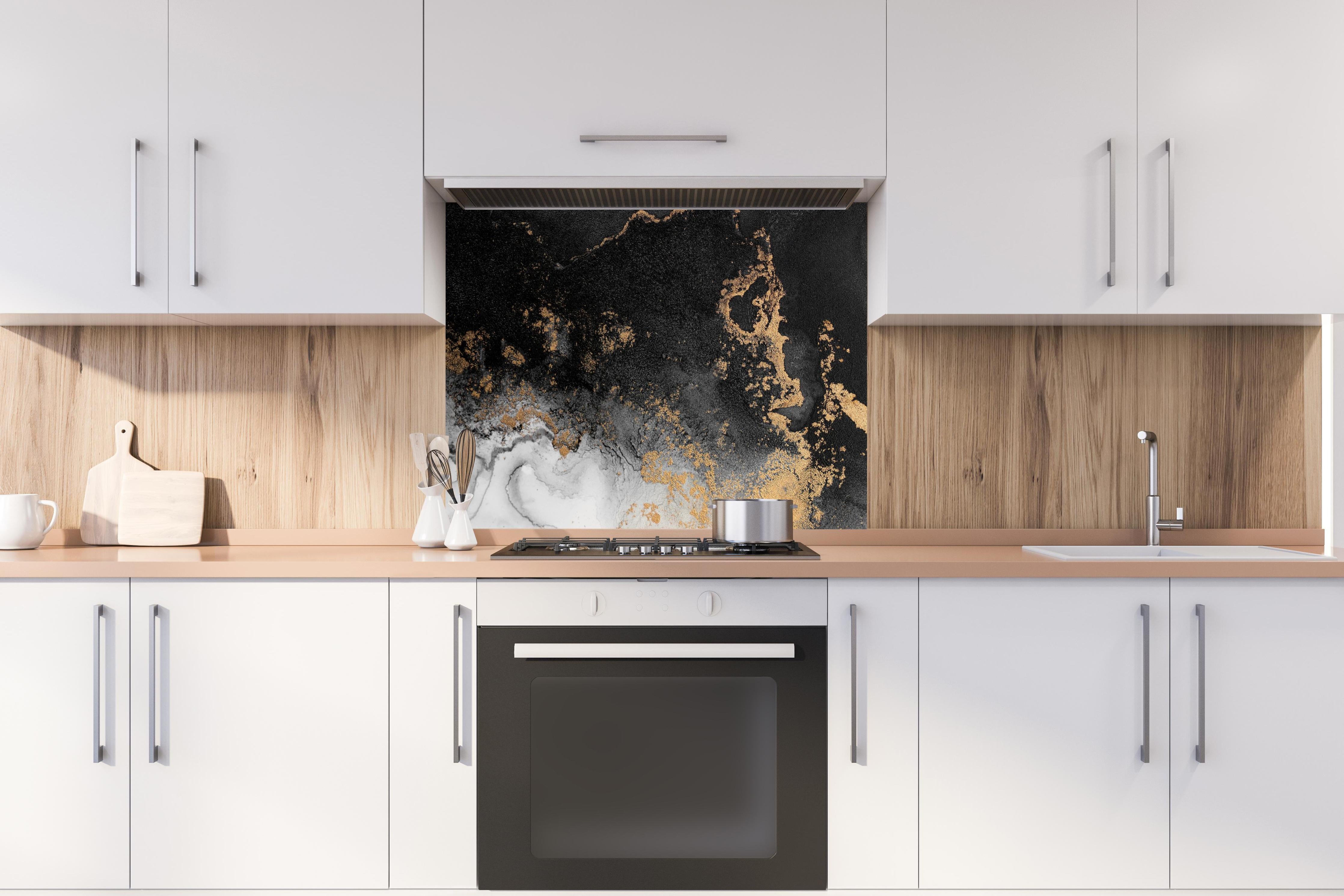 Spritzschutz - Abstraktes Marmor Design - Flüssigkunst hinter einem Cerankochfeld zwischen Holz-Kochutensilien