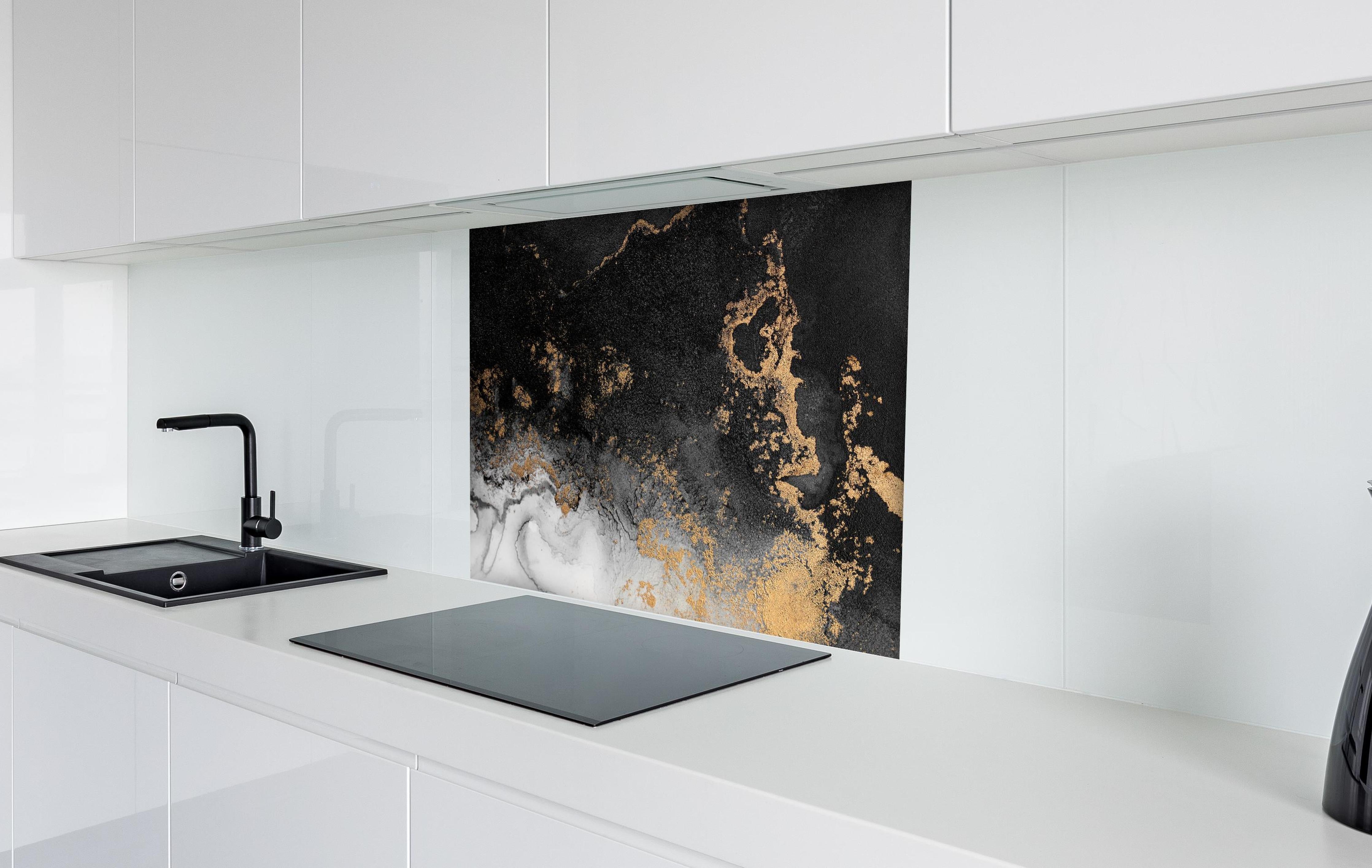 Spritzschutz - Abstraktes Marmor Design - Flüssigkunst hinter einem Cerankochfeld zwischen Holz-Kochutensilien