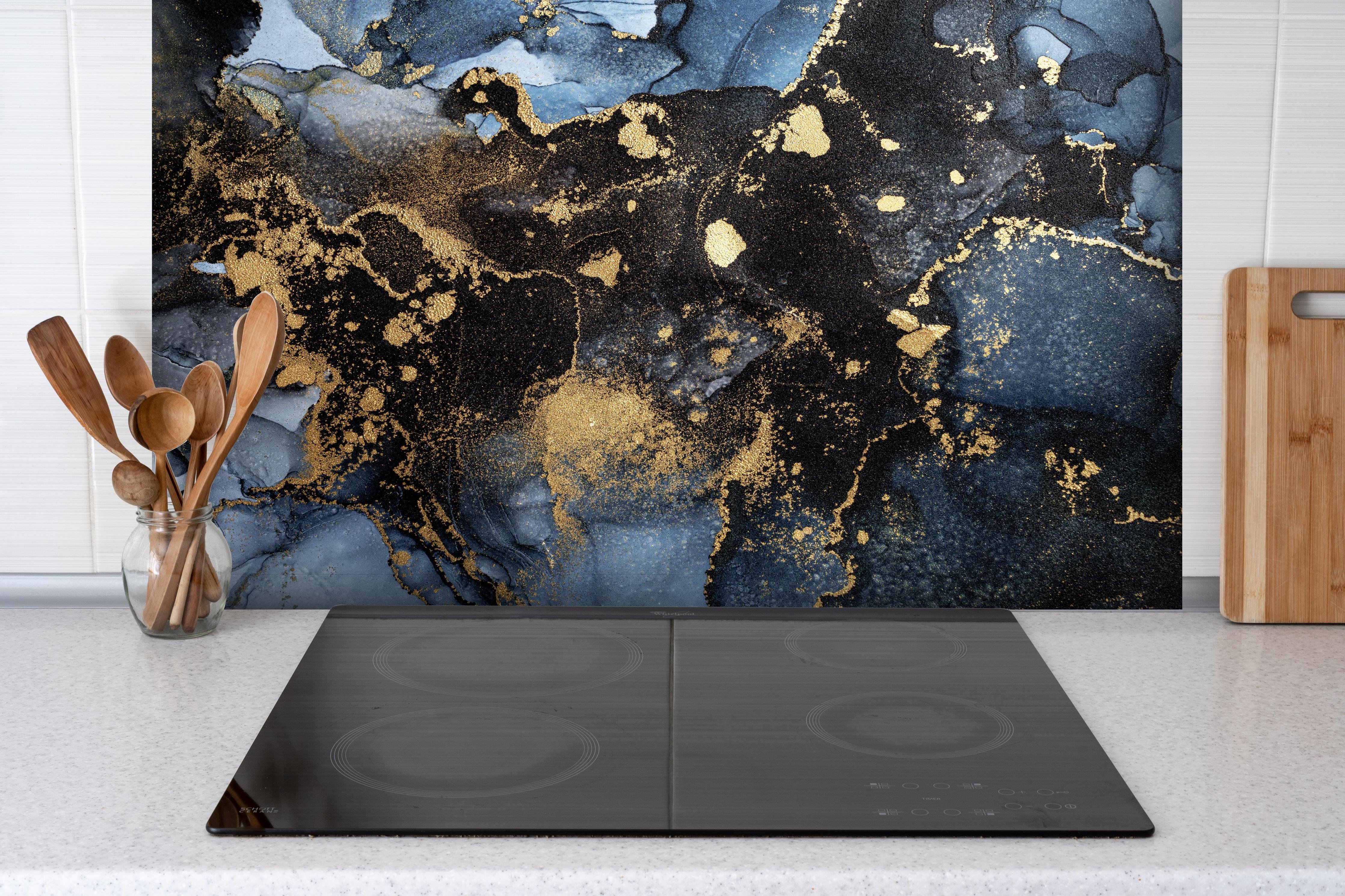 Spritzschutz - Abstraktes Marmor Wanddesign - Flüssigmalerei hinter einem Cerankochfeld zwischen Holz-Kochutensilien