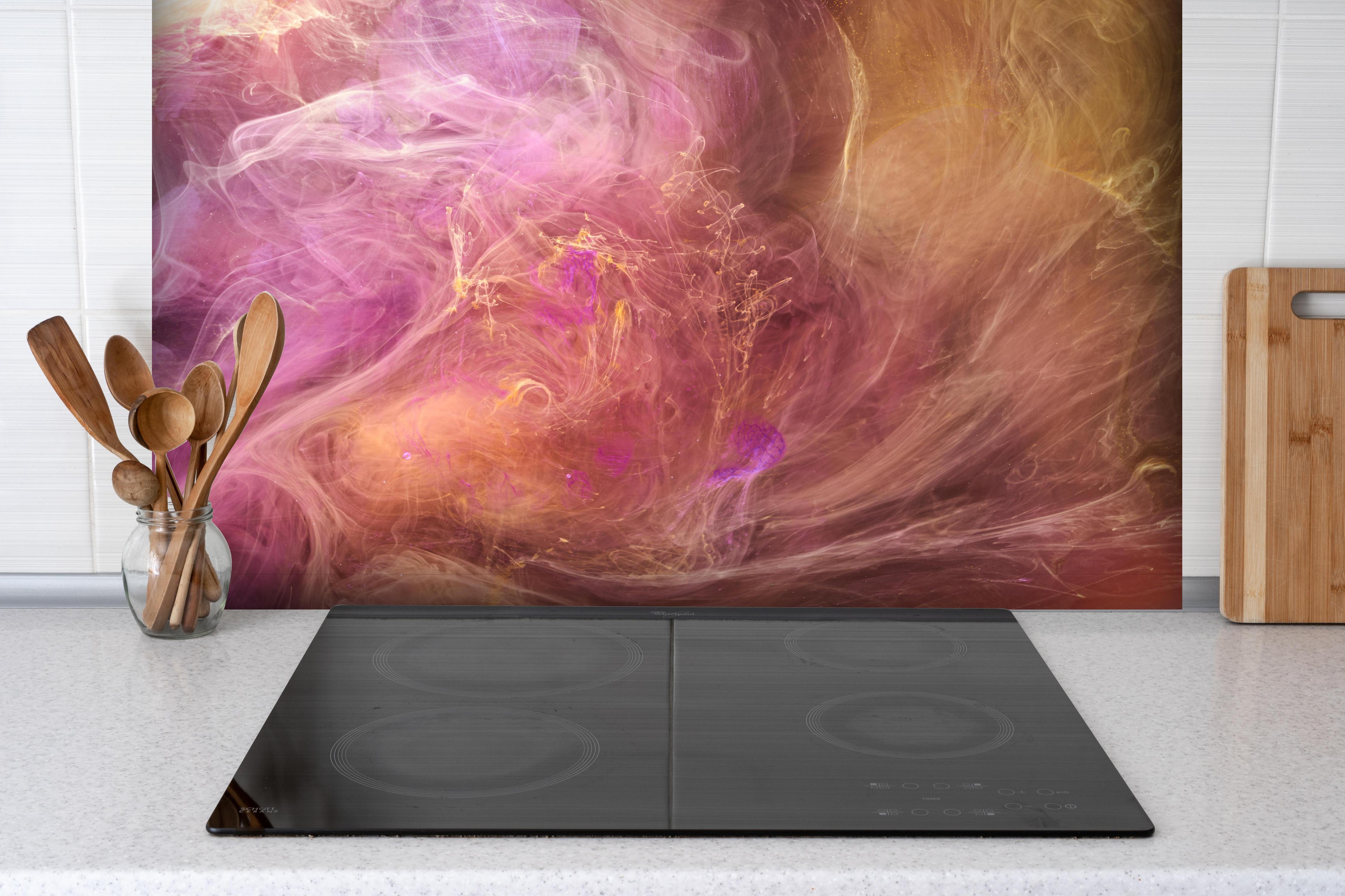 Spritzschutz - Abstraktes Muster -Flüssigkunst hinter einem Cerankochfeld zwischen Holz-Kochutensilien