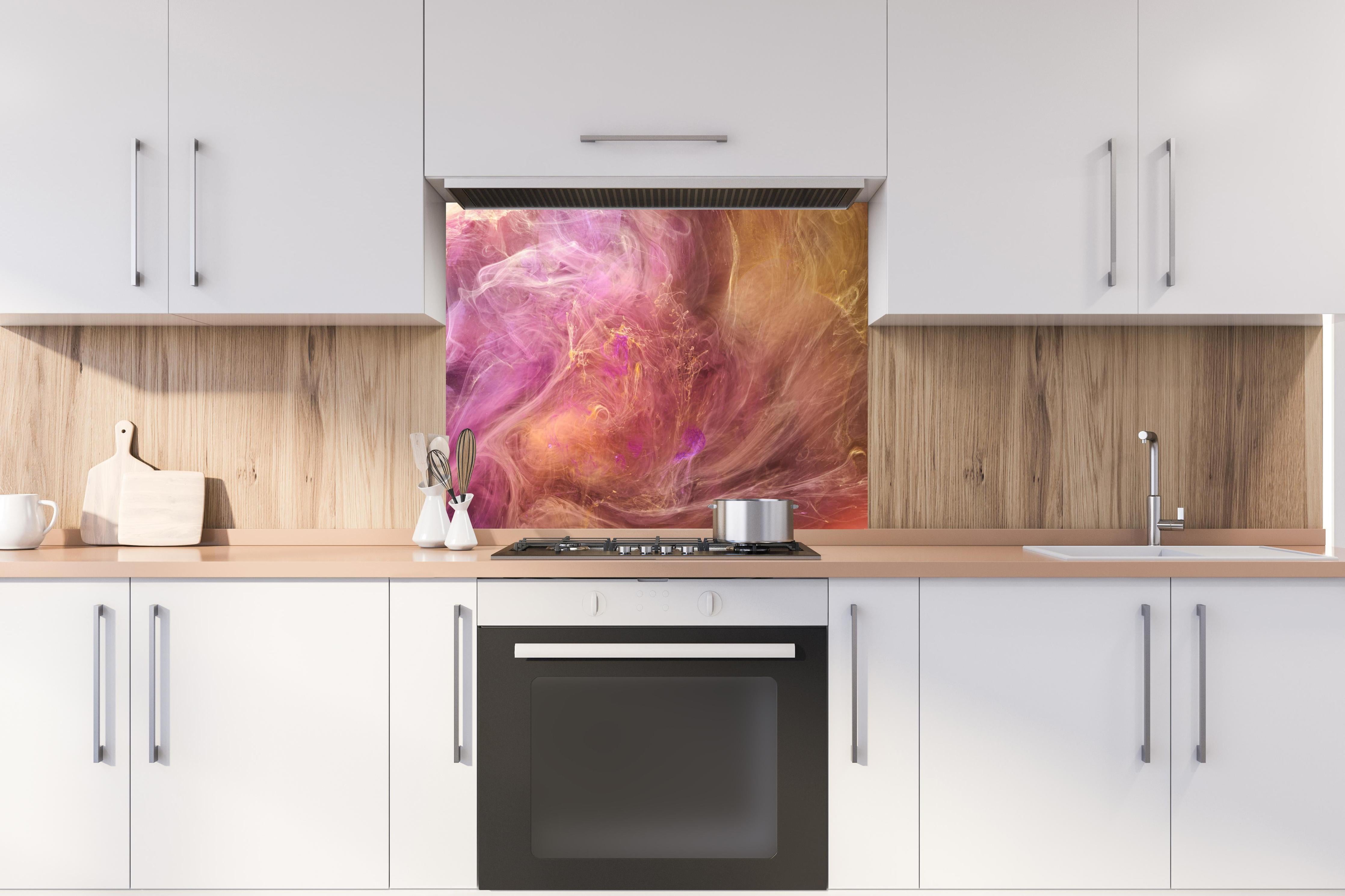 Spritzschutz - Abstraktes Muster -Flüssigkunst hinter einem Cerankochfeld zwischen Holz-Kochutensilien