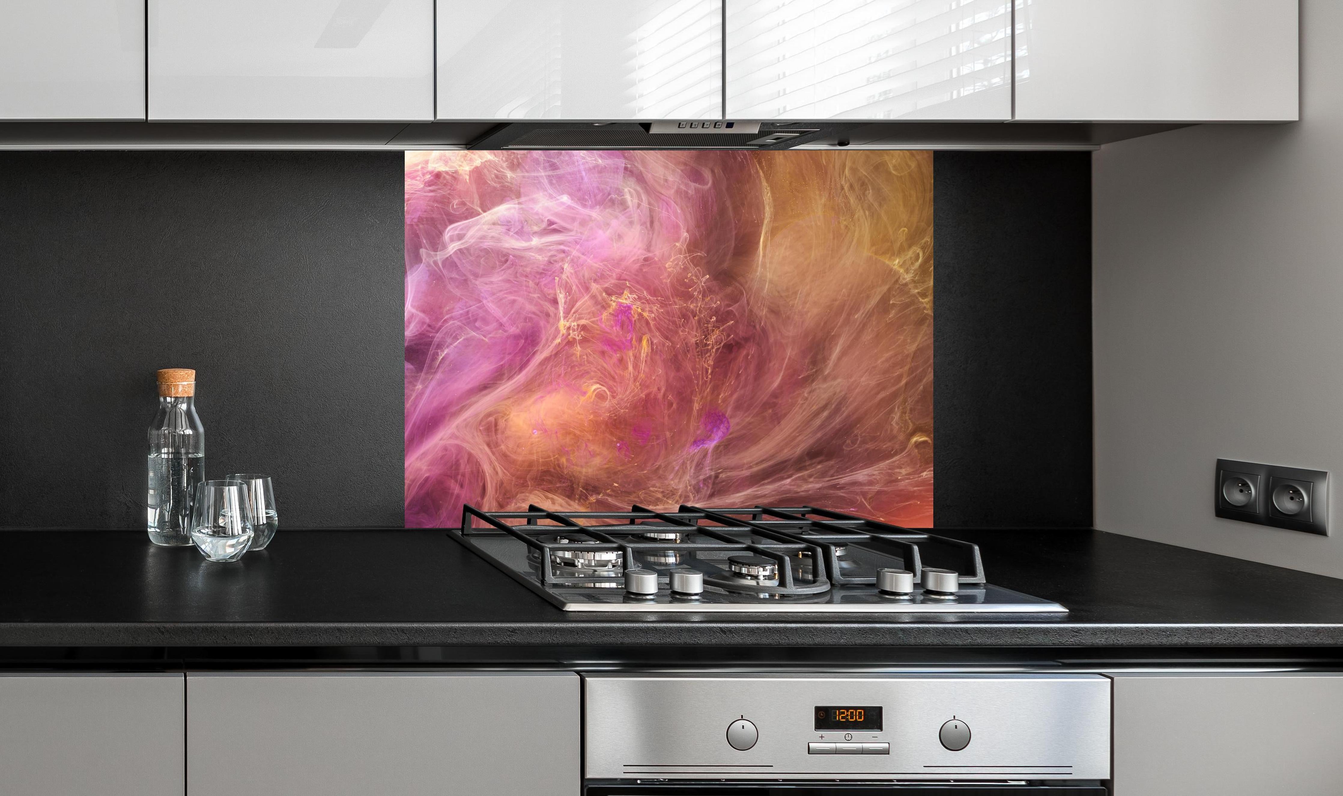 Spritzschutz - Abstraktes Muster -Flüssigkunst hinter einem Cerankochfeld zwischen Holz-Kochutensilien