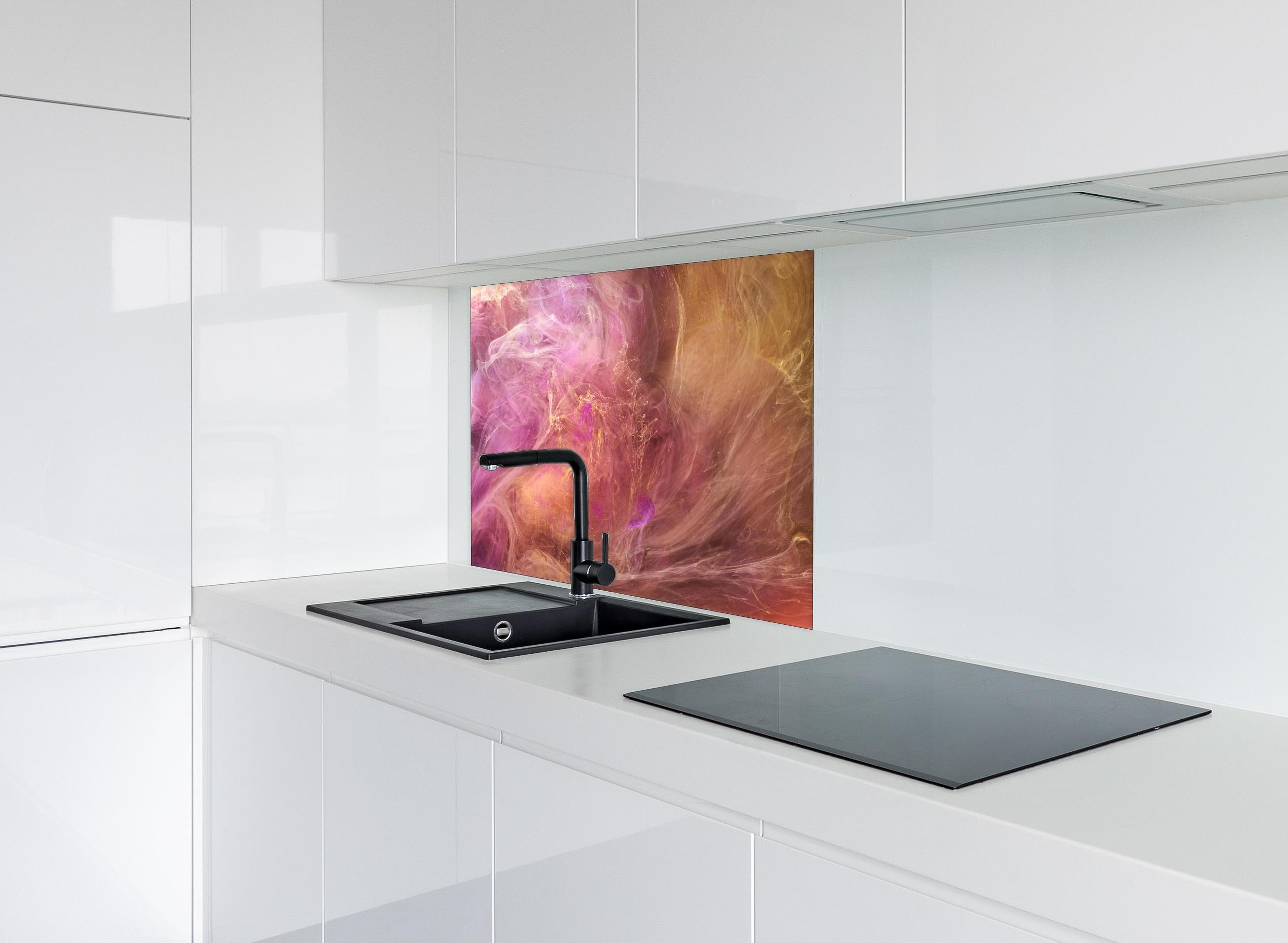 Spritzschutz - Abstraktes Muster -Flüssigkunst hinter einem Cerankochfeld zwischen Holz-Kochutensilien