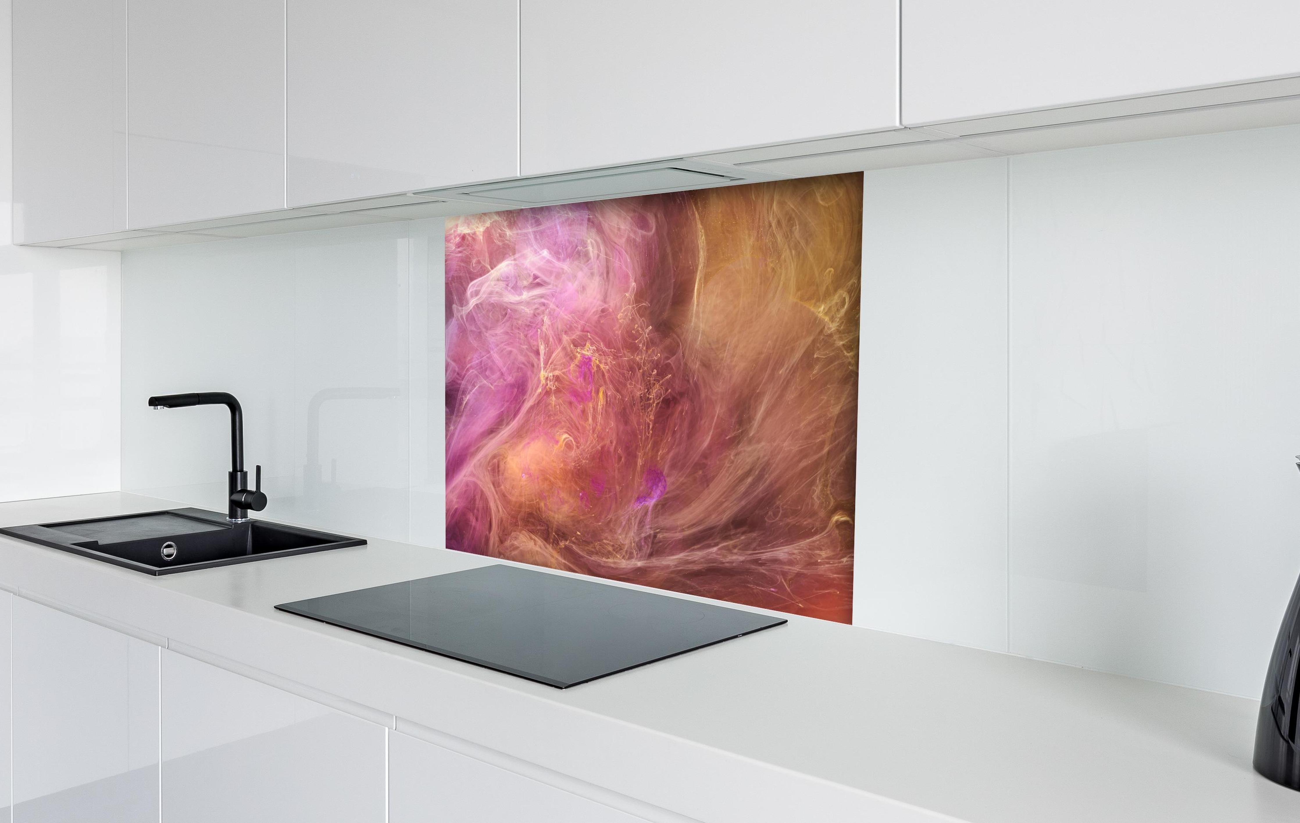 Spritzschutz - Abstraktes Muster -Flüssigkunst hinter einem Cerankochfeld zwischen Holz-Kochutensilien