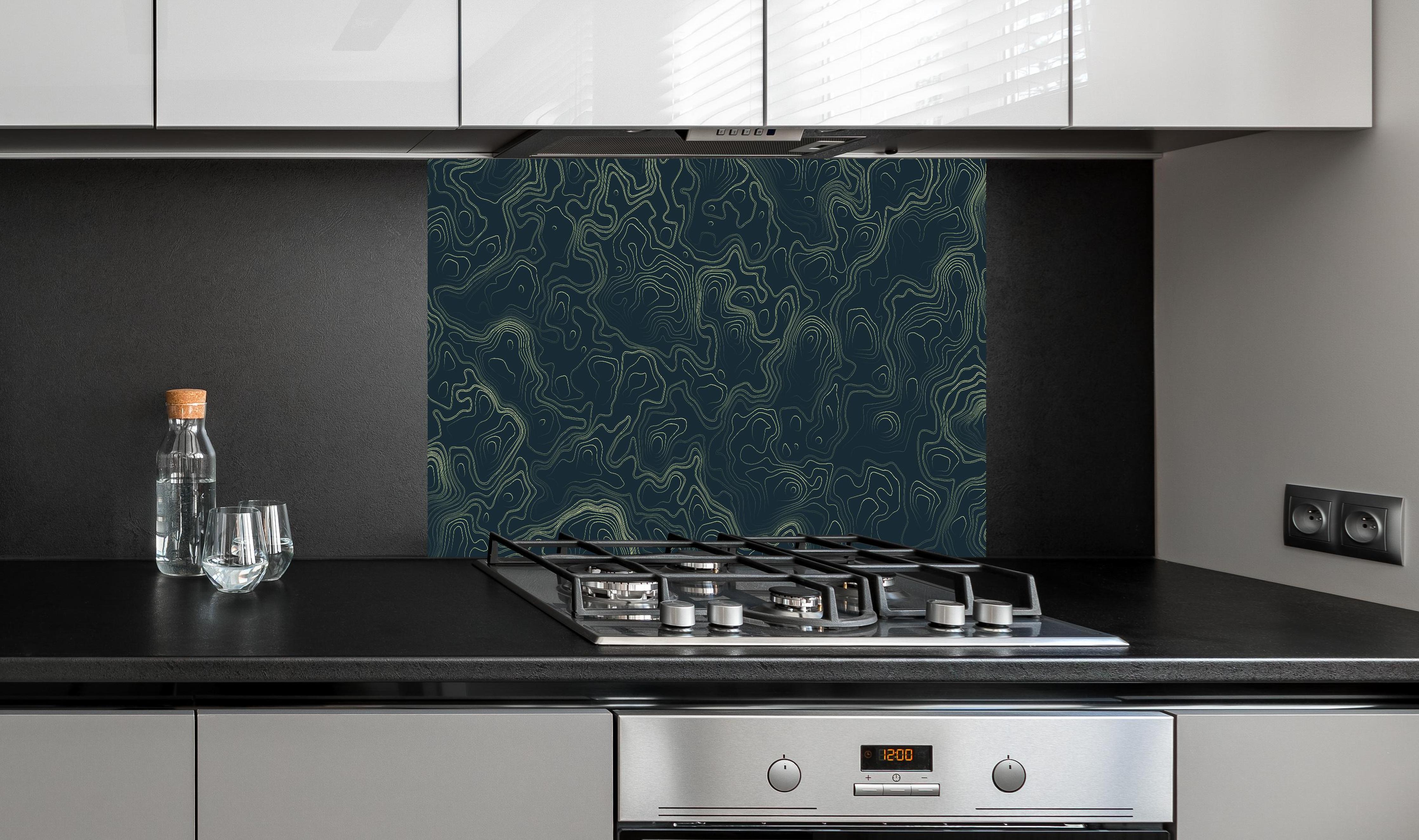 Spritzschutz - Abstraktes Muster auf gräulichem Hintergrund hinter einem Cerankochfeld zwischen Holz-Kochutensilien