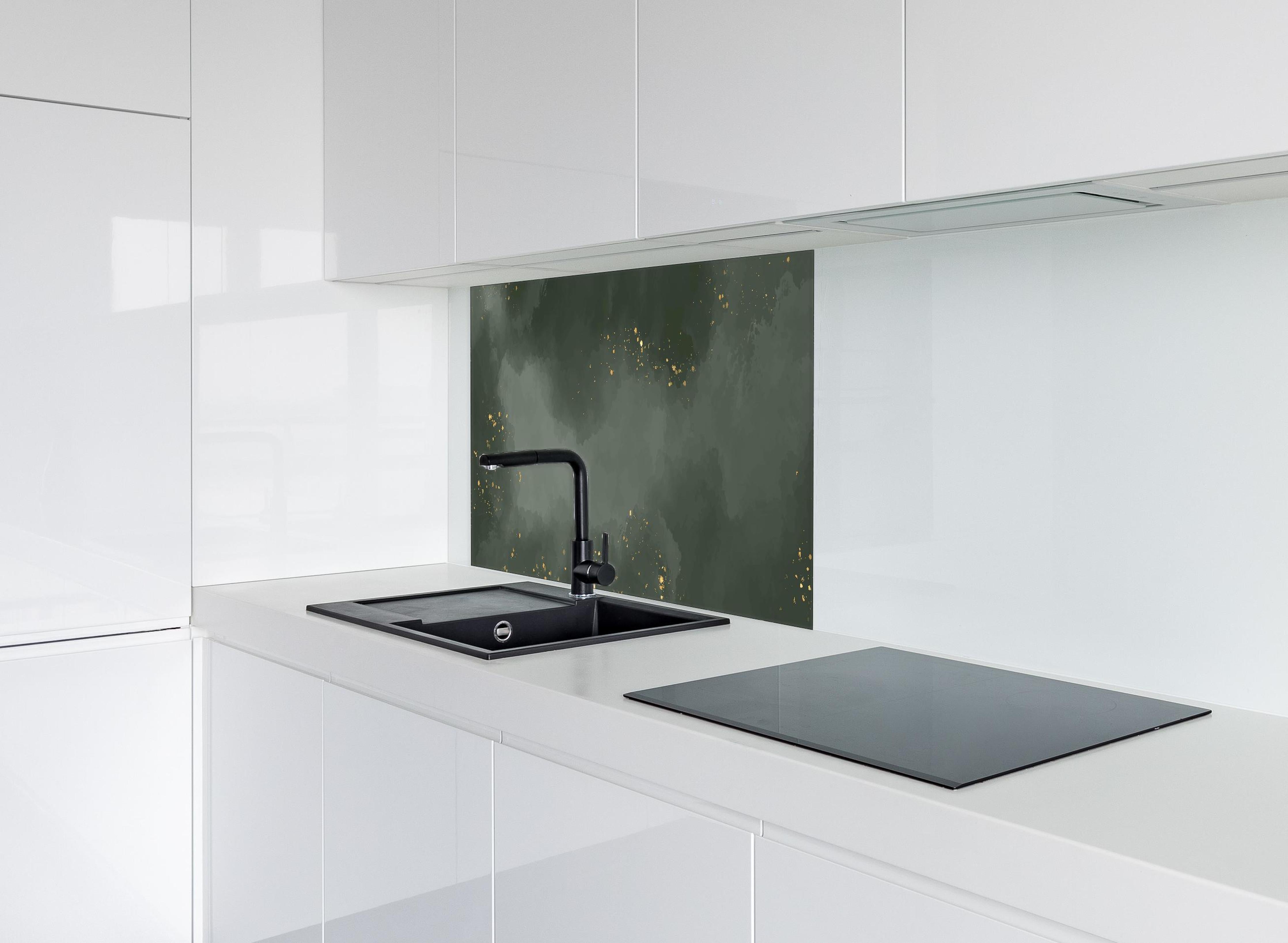 Spritzschutz - Abstraktes Muster in Dunkelgrün mit Gold hinter einem Cerankochfeld zwischen Holz-Kochutensilien